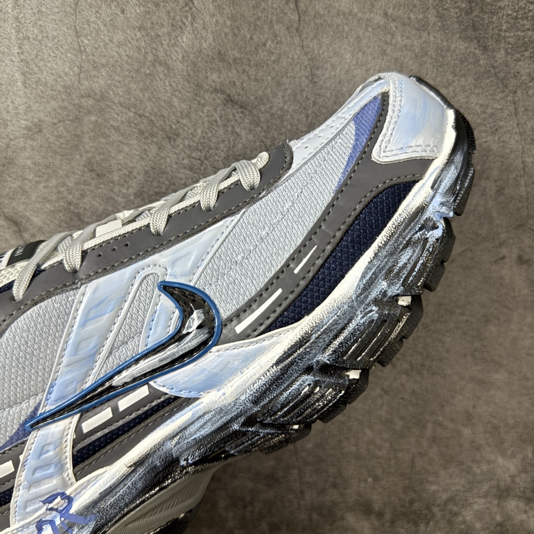图片[6]-【手绘定制版】Nike V5 RNR 手工绘制恶作剧涂鸦 复古做旧 解构绑带 舒适百搭防滑耐磨 低帮跑步鞋 此款为人工手绘定制图案 原版基于Nike RNR 修改款 加以创意定制 完美品质做工 个性十足 原厂原档案数据开发 原盒包装 舒适有型适合日常穿着 该鞋款延续千禧年经典设计搭载泡绵中底厚实而轻盈 匠心细节巧搭立体耐克勾标志焕新演绎复古跑鞋 货号：394055-102 尺码：36-45带半码-选品中心