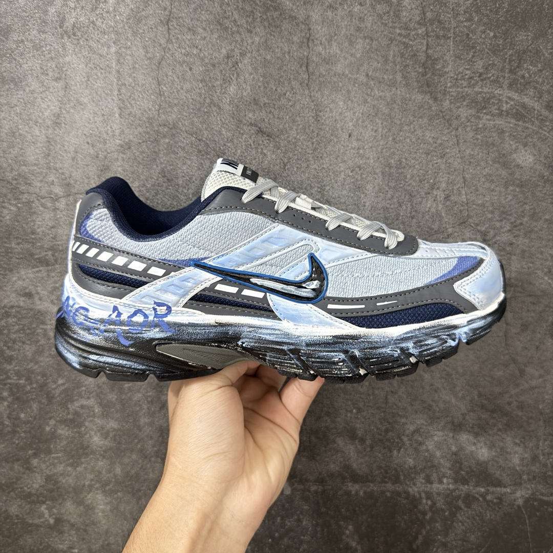 【手绘定制版】Nike V5 RNR 手工绘制恶作剧涂鸦 复古做旧 解构绑带 舒适百搭防滑耐磨 低帮跑步鞋 此款为人工手绘定制图案 原版基于Nike RNR 修改款 加以创意定制 完美品质做工 个性十足 原厂原档案数据开发 原盒包装 舒适有型适合日常穿着 该鞋款延续千禧年经典设计搭载泡绵中底厚实而轻盈 匠心细节巧搭立体耐克勾标志焕新演绎复古跑鞋 货号:394055-102 尺码:36-45带半码-选品中心
