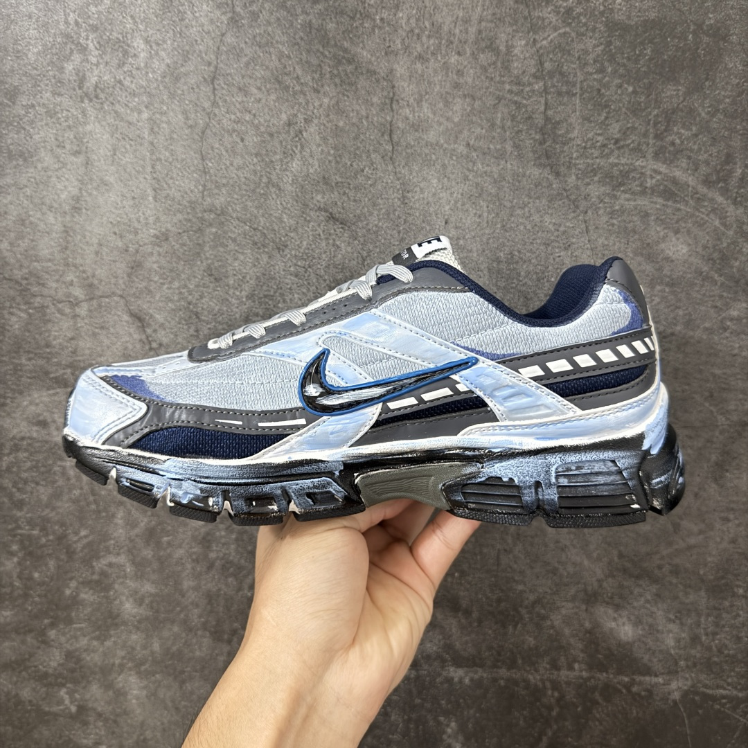 图片[2]-【手绘定制版】Nike V5 RNR 手工绘制恶作剧涂鸦 复古做旧 解构绑带 舒适百搭防滑耐磨 低帮跑步鞋 此款为人工手绘定制图案 原版基于Nike RNR 修改款 加以创意定制 完美品质做工 个性十足 原厂原档案数据开发 原盒包装 舒适有型适合日常穿着 该鞋款延续千禧年经典设计搭载泡绵中底厚实而轻盈 匠心细节巧搭立体耐克勾标志焕新演绎复古跑鞋 货号：394055-102 尺码：36-45带半码-选品中心