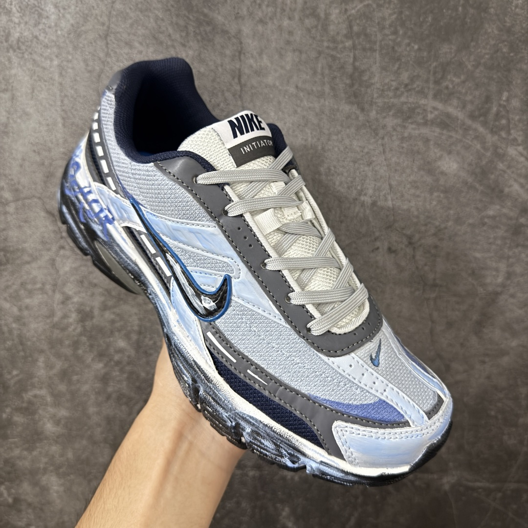 图片[3]-【手绘定制版】Nike V5 RNR 手工绘制恶作剧涂鸦 复古做旧 解构绑带 舒适百搭防滑耐磨 低帮跑步鞋 此款为人工手绘定制图案 原版基于Nike RNR 修改款 加以创意定制 完美品质做工 个性十足 原厂原档案数据开发 原盒包装 舒适有型适合日常穿着 该鞋款延续千禧年经典设计搭载泡绵中底厚实而轻盈 匠心细节巧搭立体耐克勾标志焕新演绎复古跑鞋 货号：394055-102 尺码：36-45带半码-选品中心