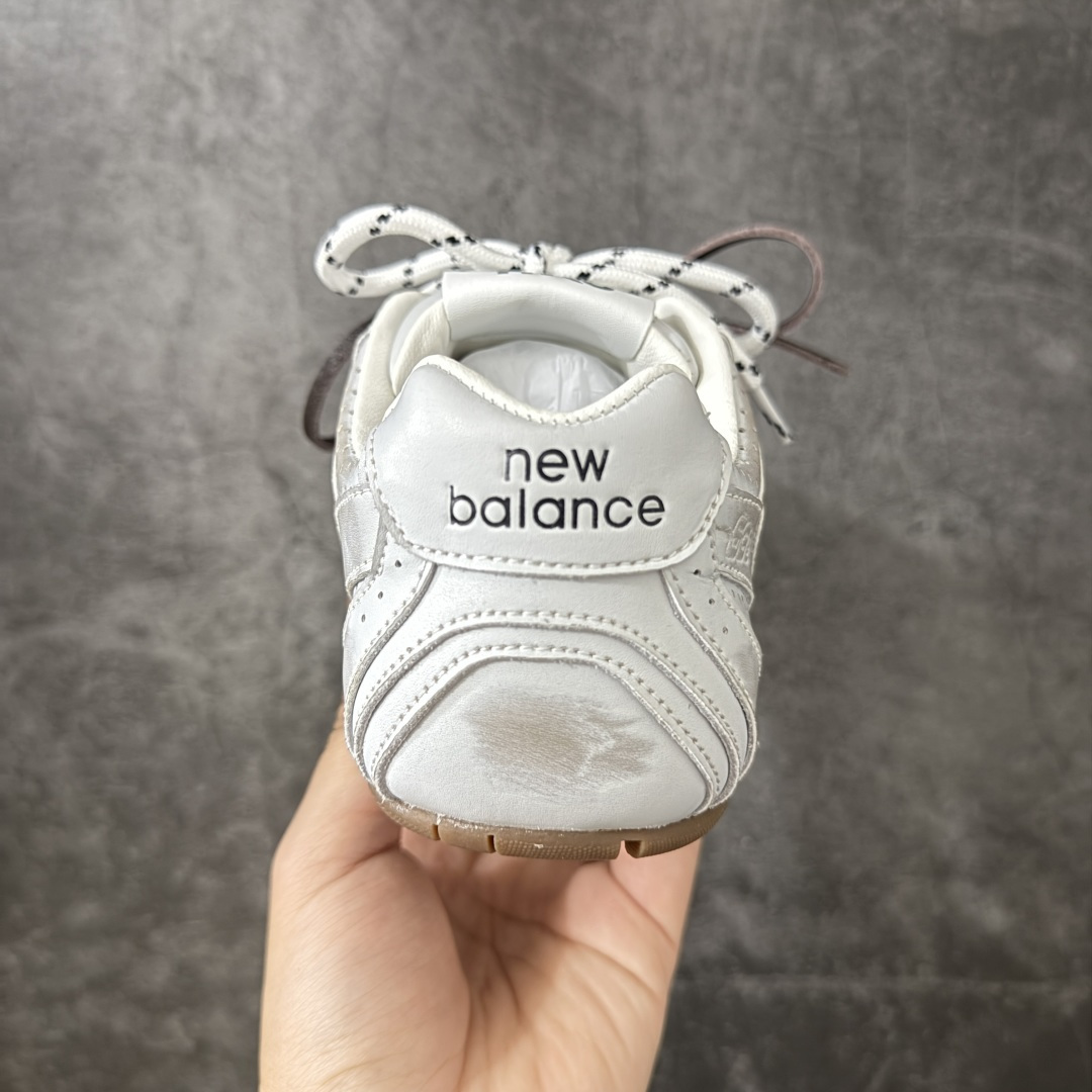 图片[4]-【莞产套盒版】MiuMiu缪缪 x New Balance 联名款 NB530休闲 阿甘鞋德训鞋！ Miu Miu x New Balance 经典NB530运动鞋中汲取灵感 推出了自己的迭代版本530SL 该运动鞋采用解构和轻盈的设计 带点彷旧日的布料包覆着 New Balance 530的轮廓 刻意磨损 不均匀的皮革色调 让波鞋多了不同的个性.这款联名鞋款配有双鞋带设计 营造出随性系起的感觉LQQ 面料： 原版定制进口头层牛皮 内里：原版进口羊皮里 鞋底：原版开模防滑生胶底 尺码：35-44-选品中心