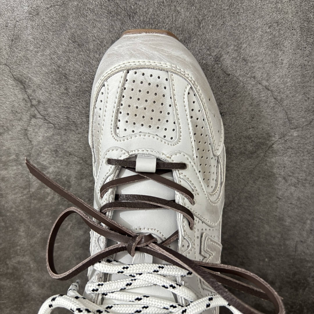 图片[5]-【莞产套盒版】MiuMiu缪缪 x New Balance 联名款 NB530休闲 阿甘鞋德训鞋！ Miu Miu x New Balance 经典NB530运动鞋中汲取灵感 推出了自己的迭代版本530SL 该运动鞋采用解构和轻盈的设计 带点彷旧日的布料包覆着 New Balance 530的轮廓 刻意磨损 不均匀的皮革色调 让波鞋多了不同的个性.这款联名鞋款配有双鞋带设计 营造出随性系起的感觉LQQ 面料： 原版定制进口头层牛皮 内里：原版进口羊皮里 鞋底：原版开模防滑生胶底 尺码：35-44-选品中心