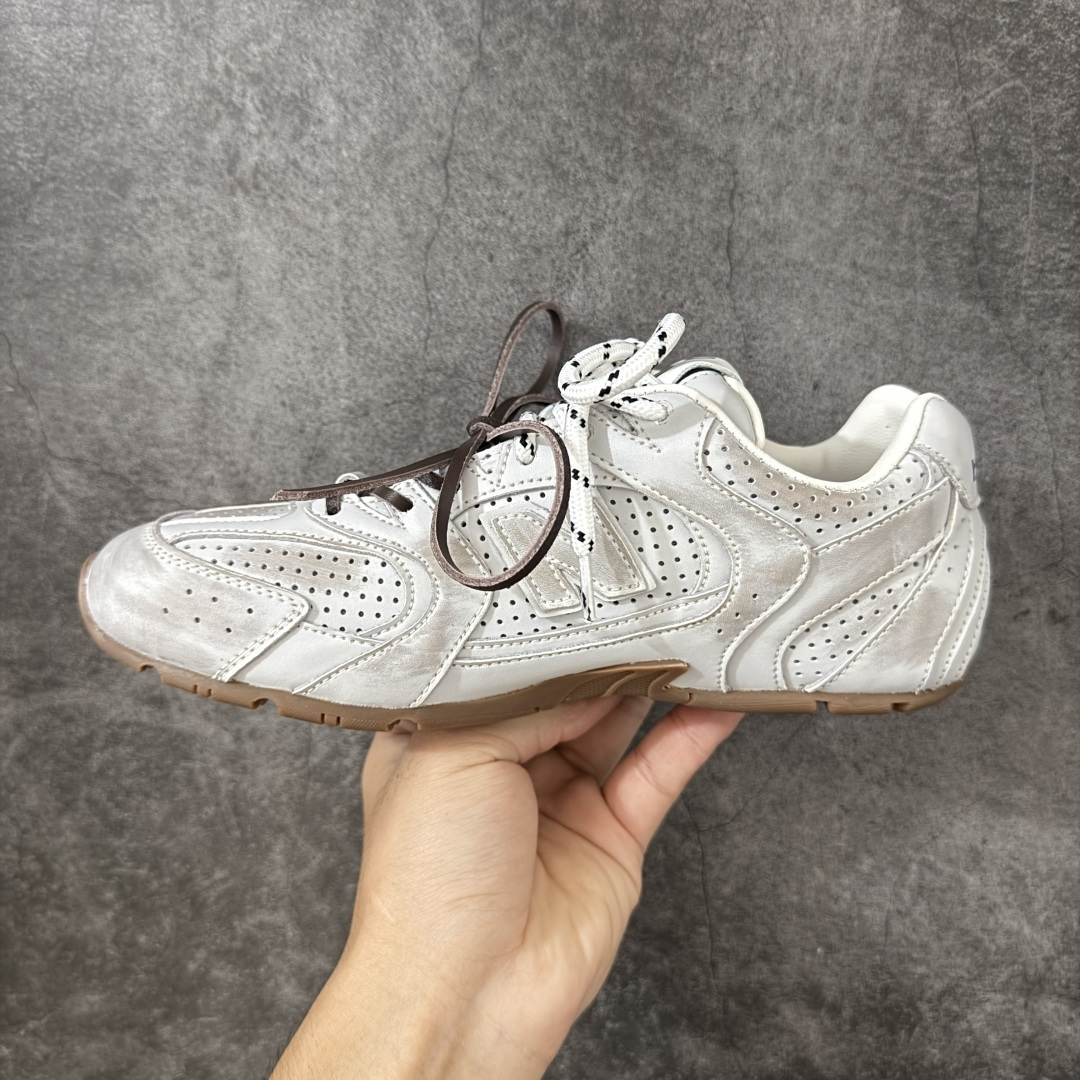 图片[2]-【莞产套盒版】MiuMiu缪缪 x New Balance 联名款 NB530休闲 阿甘鞋德训鞋！ Miu Miu x New Balance 经典NB530运动鞋中汲取灵感 推出了自己的迭代版本530SL 该运动鞋采用解构和轻盈的设计 带点彷旧日的布料包覆着 New Balance 530的轮廓 刻意磨损 不均匀的皮革色调 让波鞋多了不同的个性.这款联名鞋款配有双鞋带设计 营造出随性系起的感觉LQQ 面料： 原版定制进口头层牛皮 内里：原版进口羊皮里 鞋底：原版开模防滑生胶底 尺码：35-44-选品中心