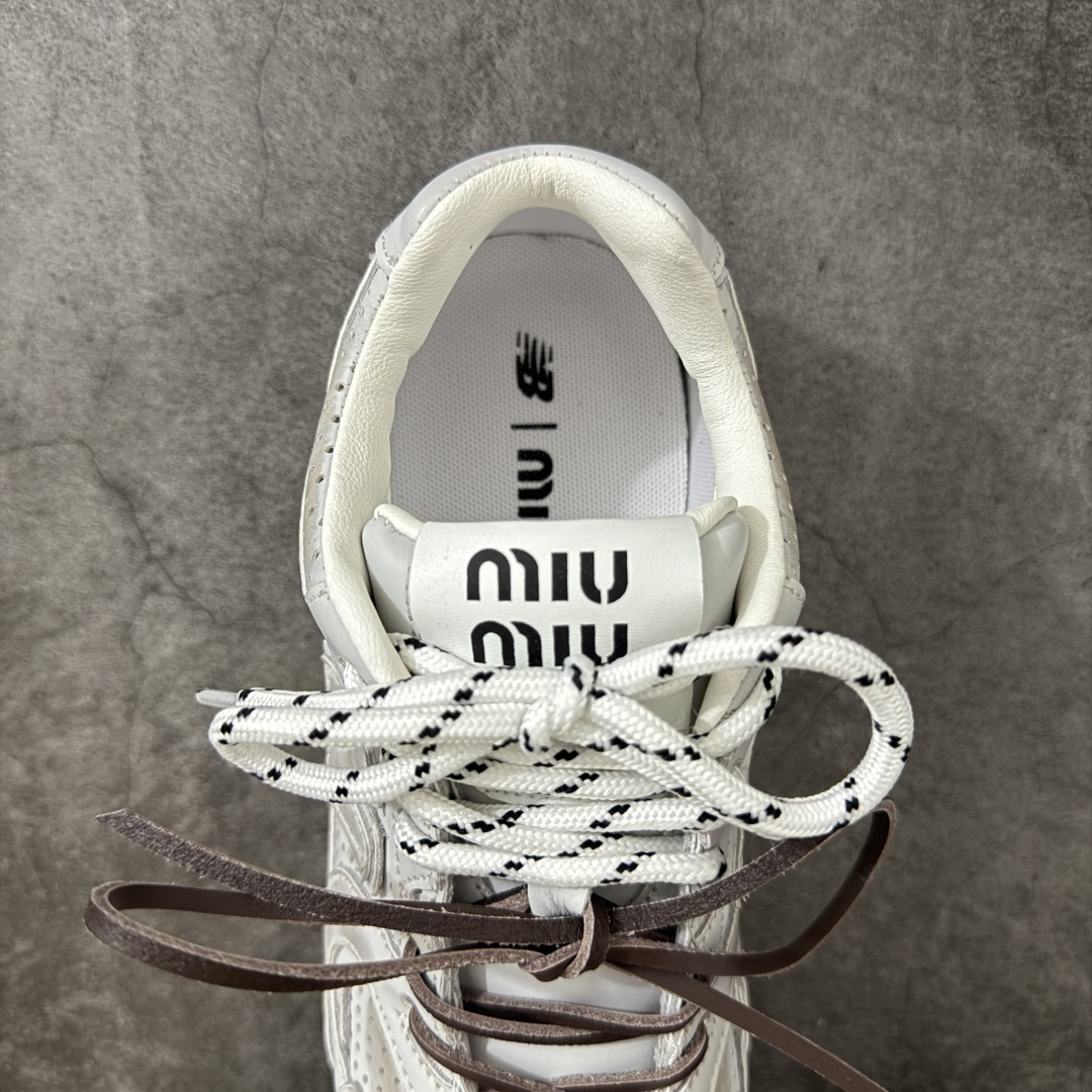 图片[8]-【莞产套盒版】MiuMiu缪缪 x New Balance 联名款 NB530休闲 阿甘鞋德训鞋！ Miu Miu x New Balance 经典NB530运动鞋中汲取灵感 推出了自己的迭代版本530SL 该运动鞋采用解构和轻盈的设计 带点彷旧日的布料包覆着 New Balance 530的轮廓 刻意磨损 不均匀的皮革色调 让波鞋多了不同的个性.这款联名鞋款配有双鞋带设计 营造出随性系起的感觉LQQ 面料： 原版定制进口头层牛皮 内里：原版进口羊皮里 鞋底：原版开模防滑生胶底 尺码：35-44-选品中心