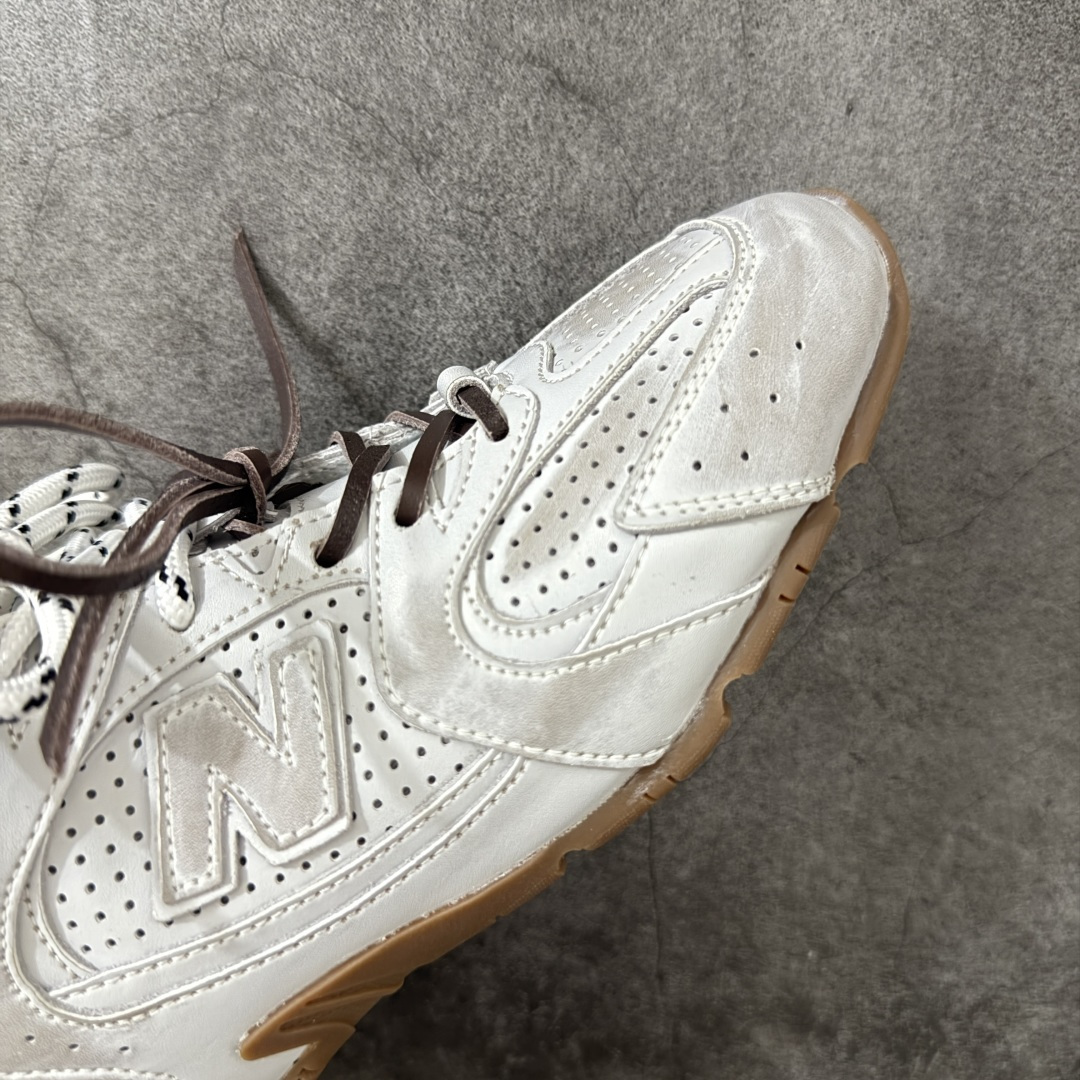 图片[6]-【莞产套盒版】MiuMiu缪缪 x New Balance 联名款 NB530休闲 阿甘鞋德训鞋！ Miu Miu x New Balance 经典NB530运动鞋中汲取灵感 推出了自己的迭代版本530SL 该运动鞋采用解构和轻盈的设计 带点彷旧日的布料包覆着 New Balance 530的轮廓 刻意磨损 不均匀的皮革色调 让波鞋多了不同的个性.这款联名鞋款配有双鞋带设计 营造出随性系起的感觉LQQ 面料： 原版定制进口头层牛皮 内里：原版进口羊皮里 鞋底：原版开模防滑生胶底 尺码：35-44-选品中心