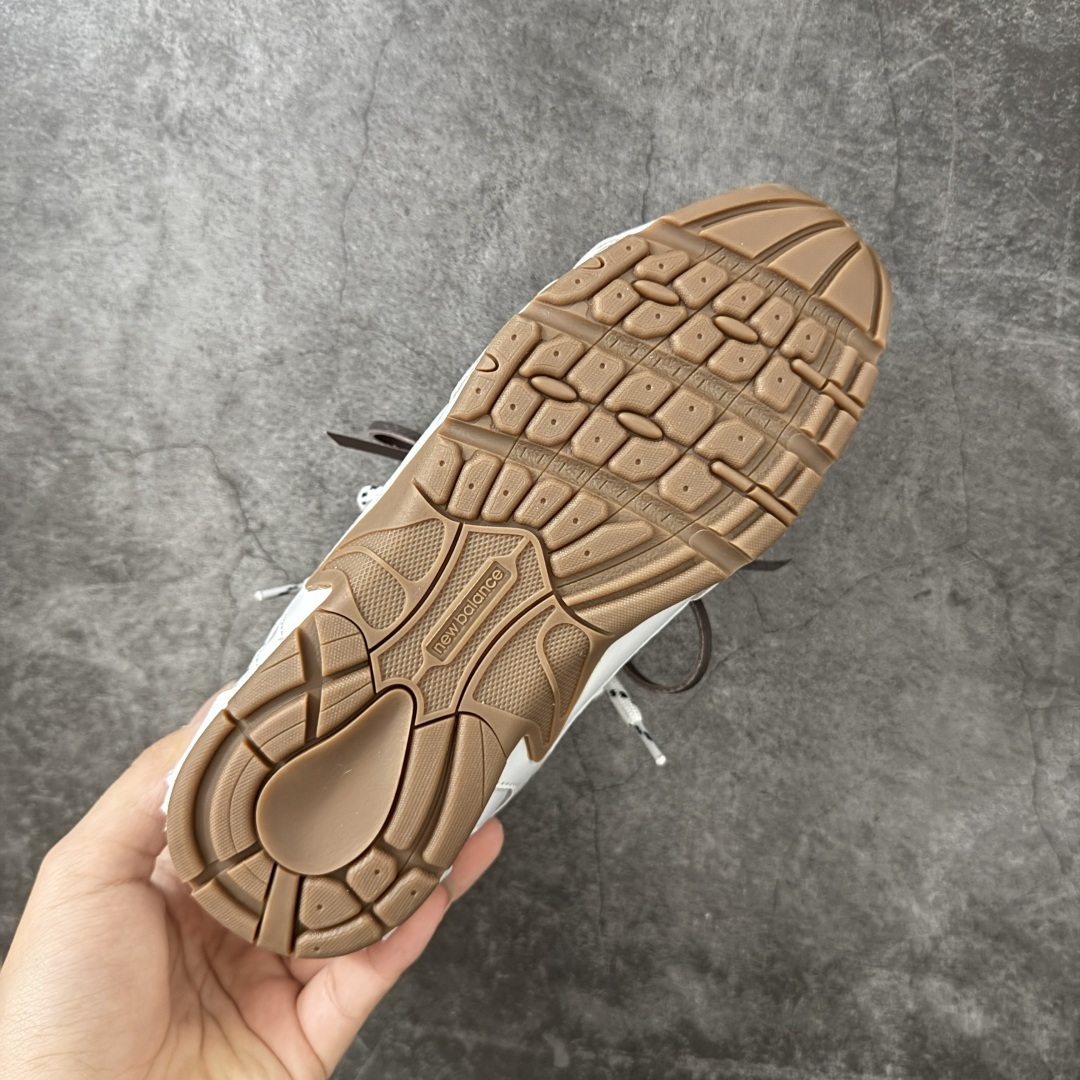 图片[9]-【莞产套盒版】MiuMiu缪缪 x New Balance 联名款 NB530休闲 阿甘鞋德训鞋！ Miu Miu x New Balance 经典NB530运动鞋中汲取灵感 推出了自己的迭代版本530SL 该运动鞋采用解构和轻盈的设计 带点彷旧日的布料包覆着 New Balance 530的轮廓 刻意磨损 不均匀的皮革色调 让波鞋多了不同的个性.这款联名鞋款配有双鞋带设计 营造出随性系起的感觉LQQ 面料： 原版定制进口头层牛皮 内里：原版进口羊皮里 鞋底：原版开模防滑生胶底 尺码：35-44-选品中心