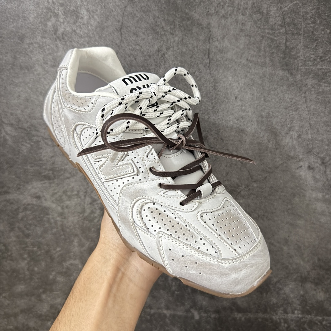 图片[3]-【莞产套盒版】MiuMiu缪缪 x New Balance 联名款 NB530休闲 阿甘鞋德训鞋！ Miu Miu x New Balance 经典NB530运动鞋中汲取灵感 推出了自己的迭代版本530SL 该运动鞋采用解构和轻盈的设计 带点彷旧日的布料包覆着 New Balance 530的轮廓 刻意磨损 不均匀的皮革色调 让波鞋多了不同的个性.这款联名鞋款配有双鞋带设计 营造出随性系起的感觉LQQ 面料： 原版定制进口头层牛皮 内里：原版进口羊皮里 鞋底：原版开模防滑生胶底 尺码：35-44-选品中心