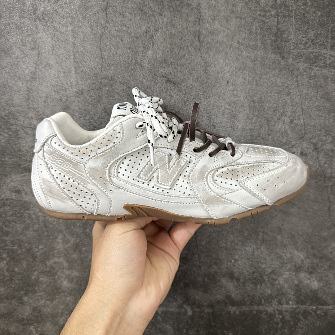 【莞产套盒版】MiuMiu缪缪 x New Balance 联名款 NB530休闲 阿甘鞋德训鞋！ Miu Miu x New Balance 经典NB530运动鞋中汲取灵感 推出了自己的迭代版本530SL 该运动鞋采用解构和轻盈的设计 带点彷旧日的布料包覆着 New Balance 530的轮廓 刻意磨损 不均匀的皮革色调 让波鞋多了不同的个性.这款联名鞋款配有双鞋带设计 营造出随性系起的感觉LQQ 面料： 原版定制进口头层牛皮 内里：原版进口羊皮里 鞋底：原版开模防滑生胶底 尺码：35-44-选品中心
