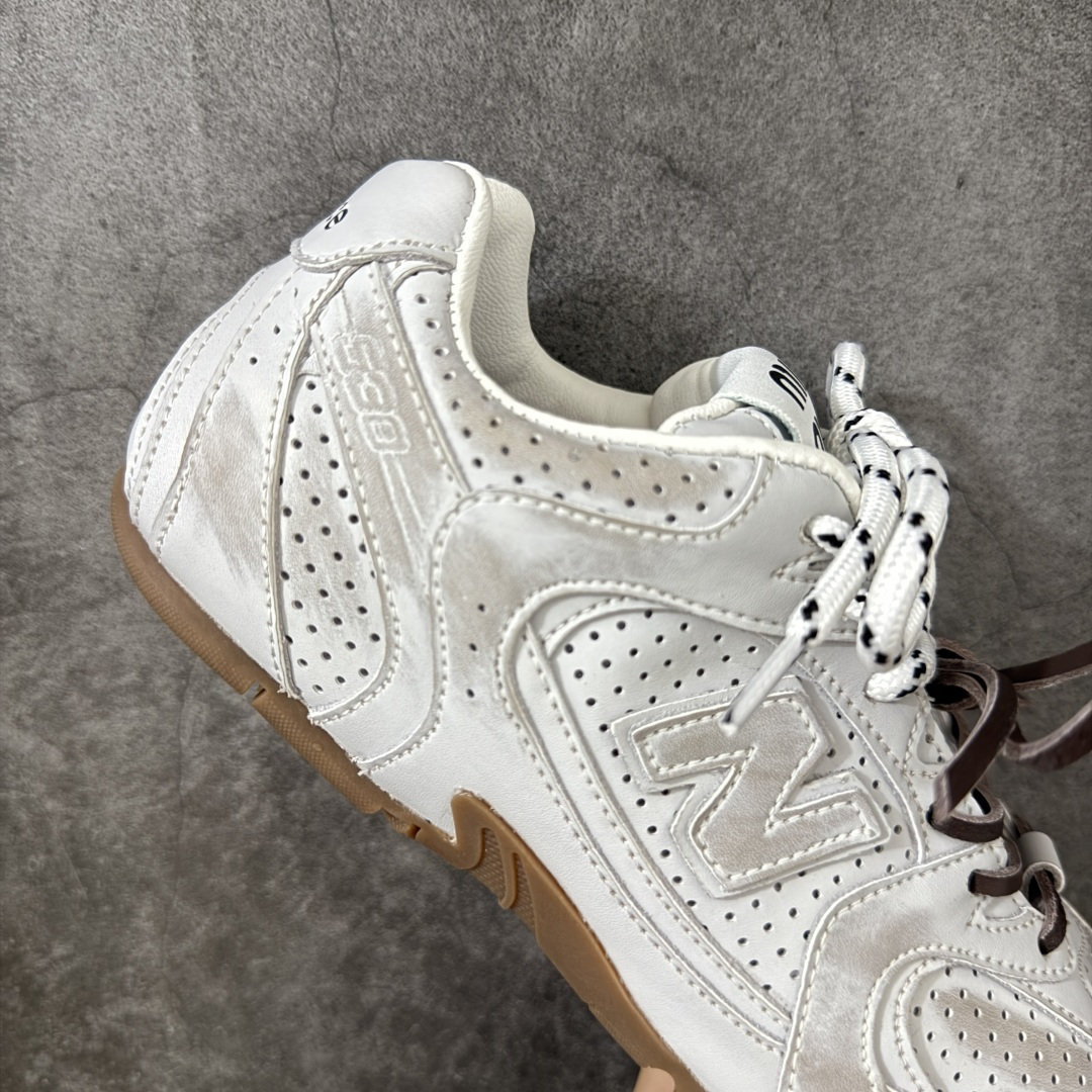 图片[7]-【莞产套盒版】MiuMiu缪缪 x New Balance 联名款 NB530休闲 阿甘鞋德训鞋！ Miu Miu x New Balance 经典NB530运动鞋中汲取灵感 推出了自己的迭代版本530SL 该运动鞋采用解构和轻盈的设计 带点彷旧日的布料包覆着 New Balance 530的轮廓 刻意磨损 不均匀的皮革色调 让波鞋多了不同的个性.这款联名鞋款配有双鞋带设计 营造出随性系起的感觉LQQ 面料： 原版定制进口头层牛皮 内里：原版进口羊皮里 鞋底：原版开模防滑生胶底 尺码：35-44-选品中心