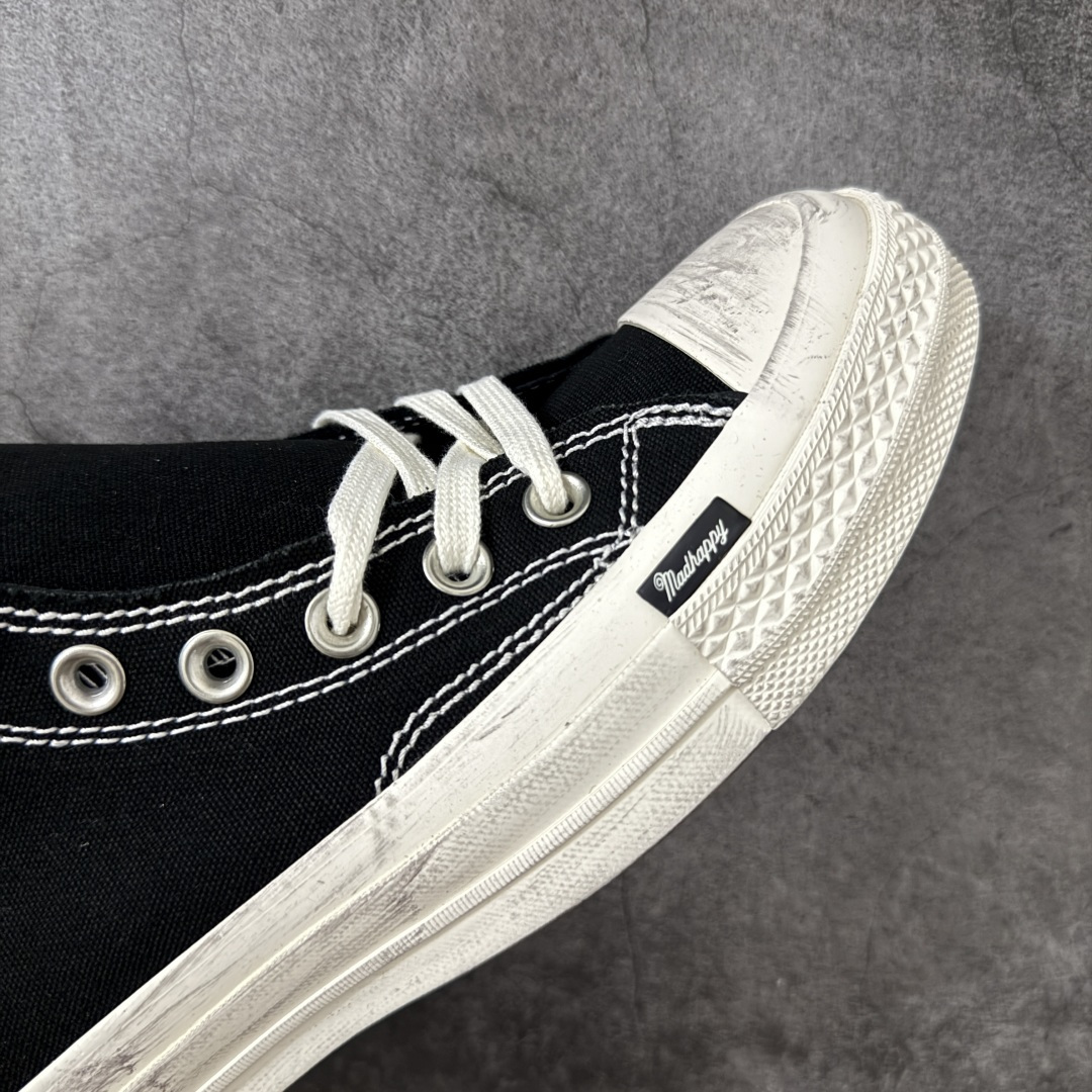 图片[6]-【公司级】Madhappy x Converse Chuck 70 联名 匡威官方 舒适贴合高帮男女同款帆布鞋 Converse 携手洛杉矶服饰品牌Madhappy，将其加州式乐观主义精神与经典设计相结合，推出三款独特配色 Chuck 70 限定联名鞋款。 鞋款采用水洗重磅帆布、做旧包边与翻毛皮后跟构成主要结构层次，并在鞋外侧加入 Madhappy 标志性的麂皮星形标识，鞋舌以编织标签强化品牌识别，内侧搭配毛毡圆标形成对照关系。黑、白与蓝灰三款中性配色覆盖多场景穿着需求，在复古形态上延展更多材料感受。 货号：A19147C 黑色 货号：A19149C 白色 货号：A19148C 灰蓝 尺码：35 36 36.5 37 37.5 38 39 39.5 40 41 41.5 42 42.5 43 44-选品中心