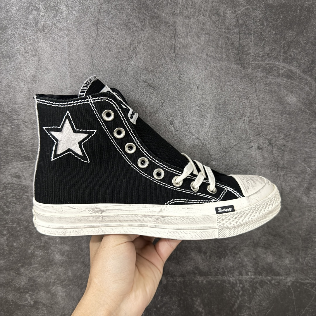 【公司级】Madhappy x Converse Chuck 70 联名 匡威官方 舒适贴合高帮男女同款帆布鞋 Converse 携手洛杉矶服饰品牌Madhappy，将其加州式乐观主义精神与经典设计相结合，推出三款独特配色 Chuck 70 限定联名鞋款。 鞋款采用水洗重磅帆布、做旧包边与翻毛皮后跟构成主要结构层次，并在鞋外侧加入 Madhappy 标志性的麂皮星形标识，鞋舌以编织标签强化品牌识别，内侧搭配毛毡圆标形成对照关系。黑、白与蓝灰三款中性配色覆盖多场景穿着需求，在复古形态上延展更多材料感受。 货号：A19147C 黑色 货号：A19149C 白色 货号：A19148C 灰蓝 尺码：35 36 36.5 37 37.5 38 39 39.5 40 41 41.5 42 42.5 43 44-选品中心