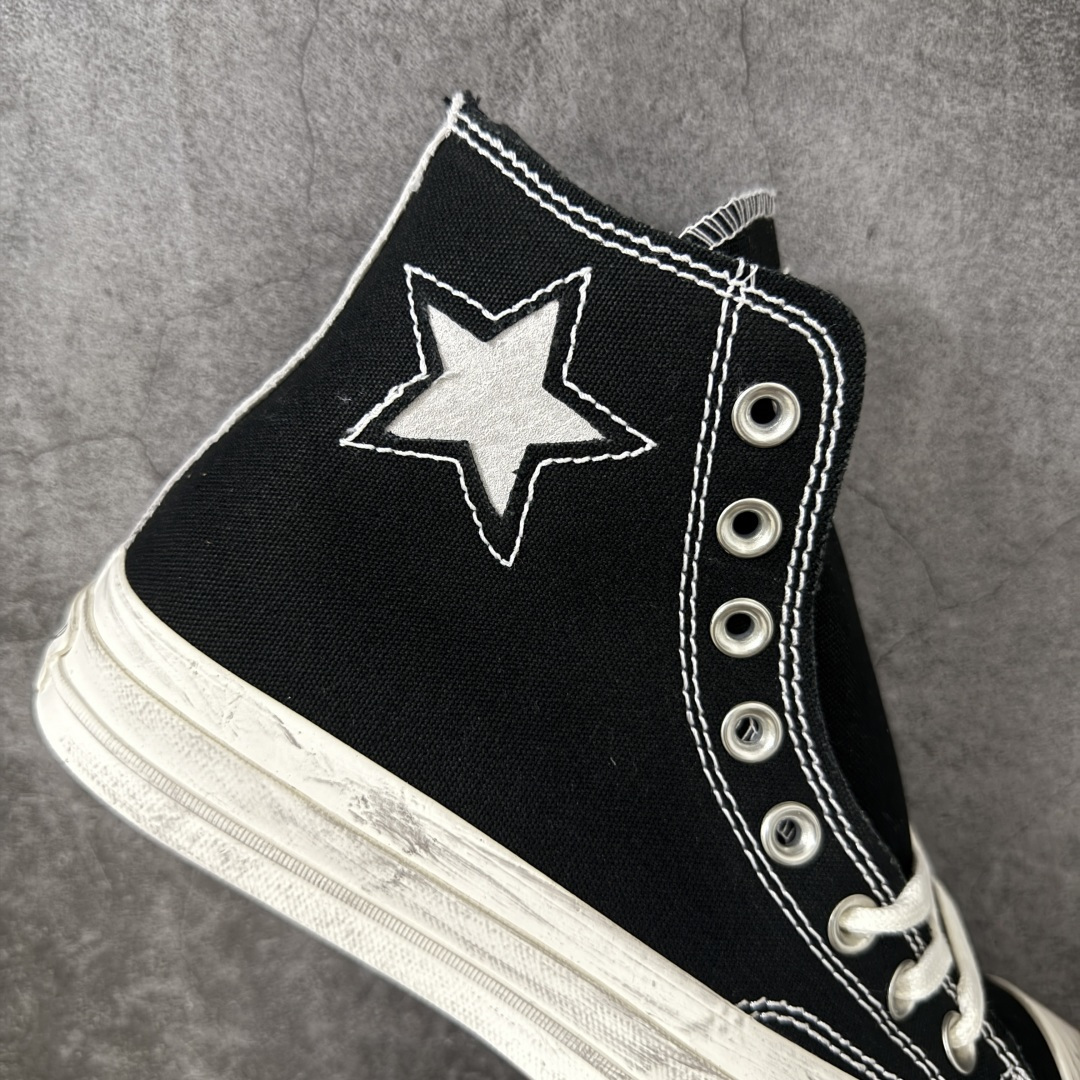 图片[7]-【公司级】Madhappy x Converse Chuck 70 联名 匡威官方 舒适贴合高帮男女同款帆布鞋 Converse 携手洛杉矶服饰品牌Madhappy，将其加州式乐观主义精神与经典设计相结合，推出三款独特配色 Chuck 70 限定联名鞋款。 鞋款采用水洗重磅帆布、做旧包边与翻毛皮后跟构成主要结构层次，并在鞋外侧加入 Madhappy 标志性的麂皮星形标识，鞋舌以编织标签强化品牌识别，内侧搭配毛毡圆标形成对照关系。黑、白与蓝灰三款中性配色覆盖多场景穿着需求，在复古形态上延展更多材料感受。 货号：A19147C 黑色 货号：A19149C 白色 货号：A19148C 灰蓝 尺码：35 36 36.5 37 37.5 38 39 39.5 40 41 41.5 42 42.5 43 44-选品中心