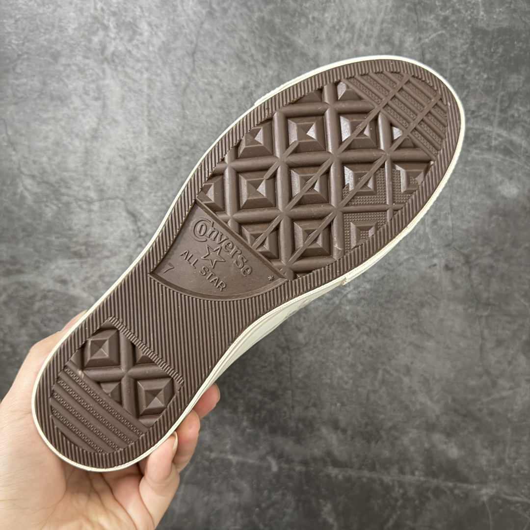 图片[9]-【公司级】Madhappy x Converse Chuck 70 联名 匡威官方 舒适贴合高帮男女同款帆布鞋 Converse 携手洛杉矶服饰品牌Madhappy，将其加州式乐观主义精神与经典设计相结合，推出三款独特配色 Chuck 70 限定联名鞋款。 鞋款采用水洗重磅帆布、做旧包边与翻毛皮后跟构成主要结构层次，并在鞋外侧加入 Madhappy 标志性的麂皮星形标识，鞋舌以编织标签强化品牌识别，内侧搭配毛毡圆标形成对照关系。黑、白与蓝灰三款中性配色覆盖多场景穿着需求，在复古形态上延展更多材料感受。 货号：A19147C 黑色 货号：A19149C 白色 货号：A19148C 灰蓝 尺码：35 36 36.5 37 37.5 38 39 39.5 40 41 41.5 42 42.5 43 44-选品中心