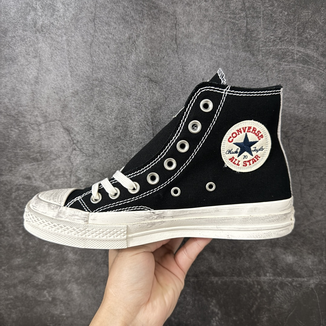 图片[2]-【公司级】Madhappy x Converse Chuck 70 联名 匡威官方 舒适贴合高帮男女同款帆布鞋 Converse 携手洛杉矶服饰品牌Madhappy，将其加州式乐观主义精神与经典设计相结合，推出三款独特配色 Chuck 70 限定联名鞋款。 鞋款采用水洗重磅帆布、做旧包边与翻毛皮后跟构成主要结构层次，并在鞋外侧加入 Madhappy 标志性的麂皮星形标识，鞋舌以编织标签强化品牌识别，内侧搭配毛毡圆标形成对照关系。黑、白与蓝灰三款中性配色覆盖多场景穿着需求，在复古形态上延展更多材料感受。 货号：A19147C 黑色 货号：A19149C 白色 货号：A19148C 灰蓝 尺码：35 36 36.5 37 37.5 38 39 39.5 40 41 41.5 42 42.5 43 44-选品中心