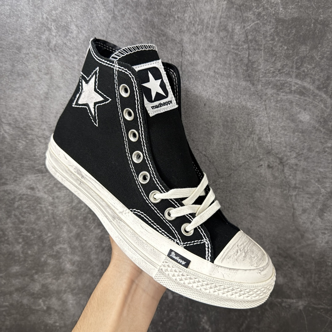 图片[3]-【公司级】Madhappy x Converse Chuck 70 联名 匡威官方 舒适贴合高帮男女同款帆布鞋 Converse 携手洛杉矶服饰品牌Madhappy，将其加州式乐观主义精神与经典设计相结合，推出三款独特配色 Chuck 70 限定联名鞋款。 鞋款采用水洗重磅帆布、做旧包边与翻毛皮后跟构成主要结构层次，并在鞋外侧加入 Madhappy 标志性的麂皮星形标识，鞋舌以编织标签强化品牌识别，内侧搭配毛毡圆标形成对照关系。黑、白与蓝灰三款中性配色覆盖多场景穿着需求，在复古形态上延展更多材料感受。 货号：A19147C 黑色 货号：A19149C 白色 货号：A19148C 灰蓝 尺码：35 36 36.5 37 37.5 38 39 39.5 40 41 41.5 42 42.5 43 44-选品中心