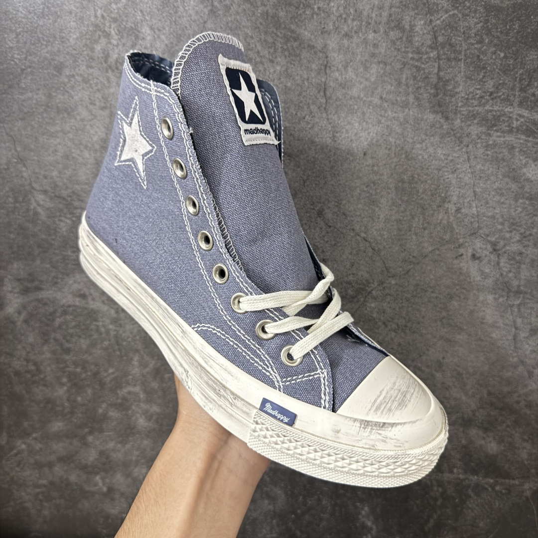 图片[3]-【公司级】Madhappy x Converse Chuck 70 联名 匡威官方 舒适贴合高帮男女同款帆布鞋 Converse 携手洛杉矶服饰品牌Madhappy，将其加州式乐观主义精神与经典设计相结合，推出三款独特配色 Chuck 70 限定联名鞋款。 鞋款采用水洗重磅帆布、做旧包边与翻毛皮后跟构成主要结构层次，并在鞋外侧加入 Madhappy 标志性的麂皮星形标识，鞋舌以编织标签强化品牌识别，内侧搭配毛毡圆标形成对照关系。黑、白与蓝灰三款中性配色覆盖多场景穿着需求，在复古形态上延展更多材料感受。 货号：A19147C 黑色 货号：A19149C 白色 货号：A19148C 灰蓝 尺码：35 36 36.5 37 37.5 38 39 39.5 40 41 41.5 42 42.5 43 44-选品中心