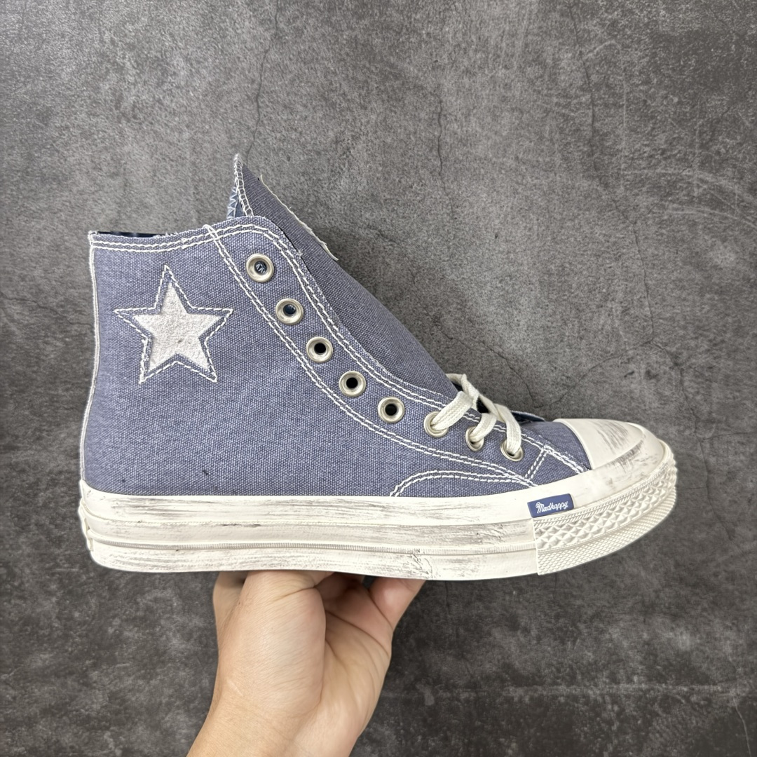 【公司级】Madhappy x Converse Chuck 70 联名 匡威官方 舒适贴合高帮男女同款帆布鞋 Converse 携手洛杉矶服饰品牌Madhappy，将其加州式乐观主义精神与经典设计相结合，推出三款独特配色 Chuck 70 限定联名鞋款。 鞋款采用水洗重磅帆布、做旧包边与翻毛皮后跟构成主要结构层次，并在鞋外侧加入 Madhappy 标志性的麂皮星形标识，鞋舌以编织标签强化品牌识别，内侧搭配毛毡圆标形成对照关系。黑、白与蓝灰三款中性配色覆盖多场景穿着需求，在复古形态上延展更多材料感受。 货号：A19147C 黑色 货号：A19149C 白色 货号：A19148C 灰蓝 尺码：35 36 36.5 37 37.5 38 39 39.5 40 41 41.5 42 42.5 43 44-选品中心