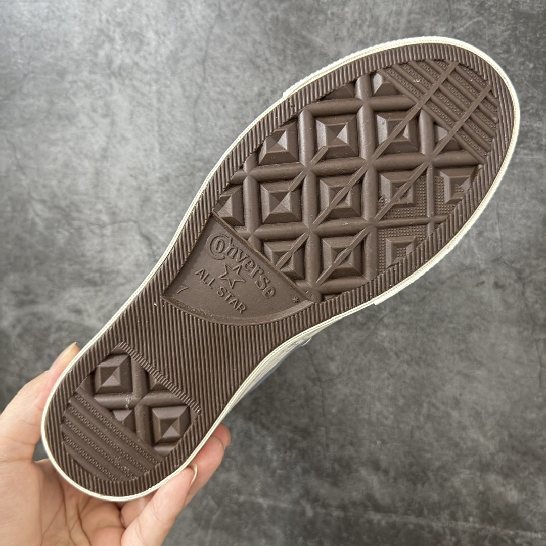 图片[9]-【公司级】Madhappy x Converse Chuck 70 联名 匡威官方 舒适贴合高帮男女同款帆布鞋 Converse 携手洛杉矶服饰品牌Madhappy，将其加州式乐观主义精神与经典设计相结合，推出三款独特配色 Chuck 70 限定联名鞋款。 鞋款采用水洗重磅帆布、做旧包边与翻毛皮后跟构成主要结构层次，并在鞋外侧加入 Madhappy 标志性的麂皮星形标识，鞋舌以编织标签强化品牌识别，内侧搭配毛毡圆标形成对照关系。黑、白与蓝灰三款中性配色覆盖多场景穿着需求，在复古形态上延展更多材料感受。 货号：A19147C 黑色 货号：A19149C 白色 货号：A19148C 灰蓝 尺码：35 36 36.5 37 37.5 38 39 39.5 40 41 41.5 42 42.5 43 44-选品中心
