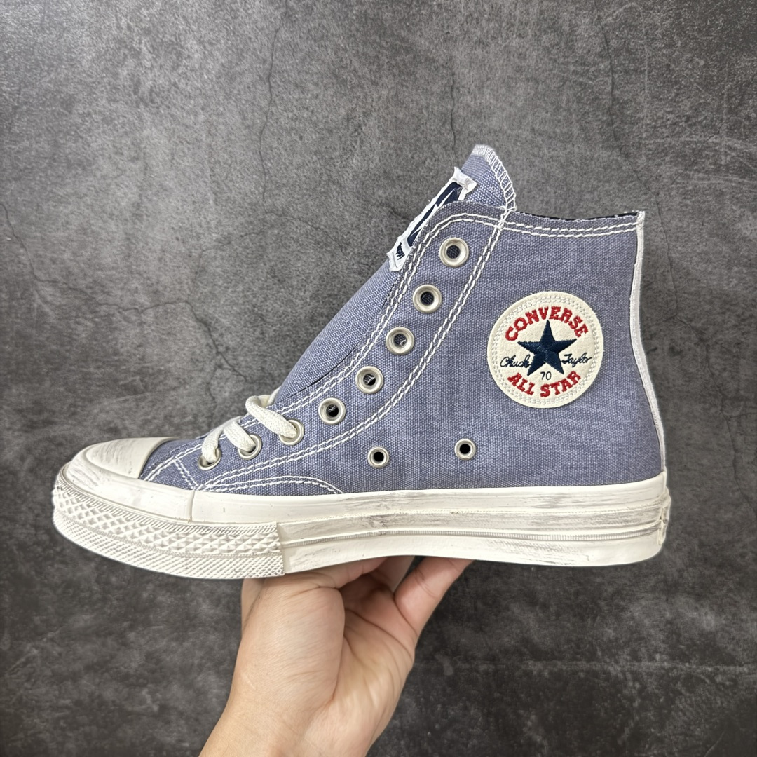 图片[2]-【公司级】Madhappy x Converse Chuck 70 联名 匡威官方 舒适贴合高帮男女同款帆布鞋 Converse 携手洛杉矶服饰品牌Madhappy，将其加州式乐观主义精神与经典设计相结合，推出三款独特配色 Chuck 70 限定联名鞋款。 鞋款采用水洗重磅帆布、做旧包边与翻毛皮后跟构成主要结构层次，并在鞋外侧加入 Madhappy 标志性的麂皮星形标识，鞋舌以编织标签强化品牌识别，内侧搭配毛毡圆标形成对照关系。黑、白与蓝灰三款中性配色覆盖多场景穿着需求，在复古形态上延展更多材料感受。 货号：A19147C 黑色 货号：A19149C 白色 货号：A19148C 灰蓝 尺码：35 36 36.5 37 37.5 38 39 39.5 40 41 41.5 42 42.5 43 44-选品中心