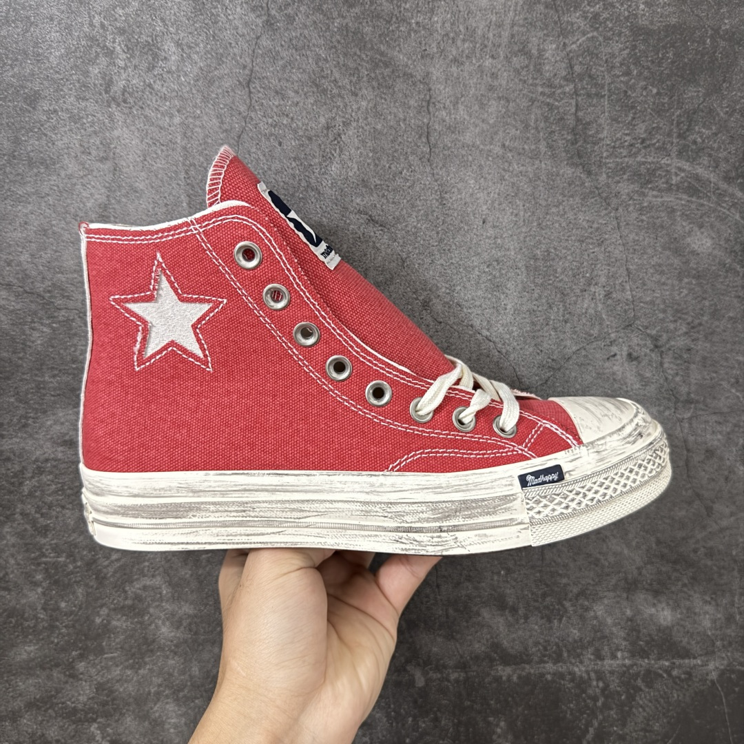 【公司级】Madhappy x Converse Chuck 70 联名 匡威官方 舒适贴合高帮男女同款帆布鞋 Converse 携手洛杉矶服饰品牌Madhappy，将其加州式乐观主义精神与经典设计相结合，推出三款独特配色 Chuck 70 限定联名鞋款。 鞋款采用水洗重磅帆布、做旧包边与翻毛皮后跟构成主要结构层次，并在鞋外侧加入 Madhappy 标志性的麂皮星形标识，鞋舌以编织标签强化品牌识别，内侧搭配毛毡圆标形成对照关系。黑、白与蓝灰三款中性配色覆盖多场景穿着需求，在复古形态上延展更多材料感受。 货号：A19147C 黑色 货号：A19149C 白色 货号：A19148C 灰蓝 尺码：35 36 36.5 37 37.5 38 39 39.5 40 41 41.5 42 42.5 43 44-选品中心
