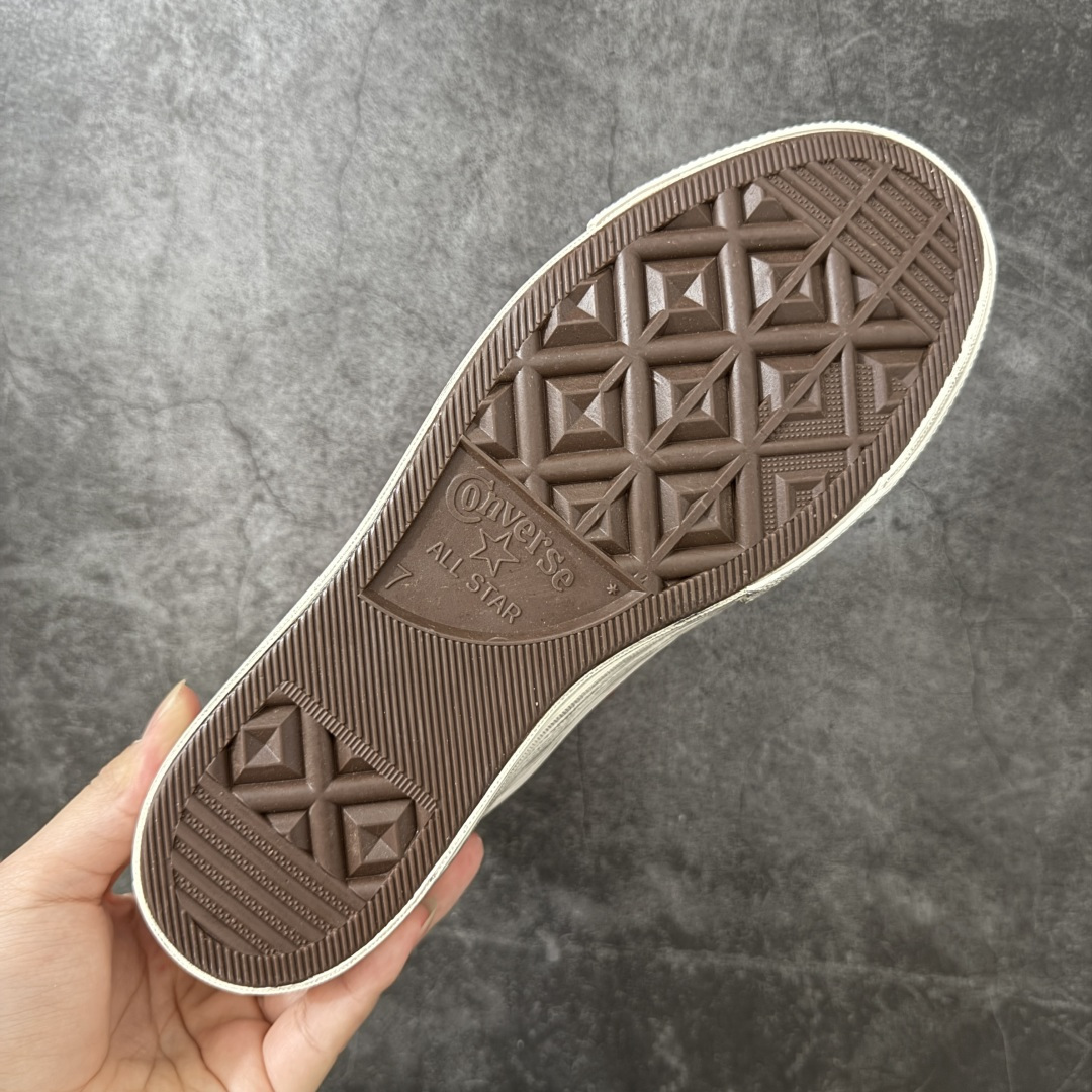 图片[9]-【公司级】Madhappy x Converse Chuck 70 联名 匡威官方 舒适贴合高帮男女同款帆布鞋 Converse 携手洛杉矶服饰品牌Madhappy，将其加州式乐观主义精神与经典设计相结合，推出三款独特配色 Chuck 70 限定联名鞋款。 鞋款采用水洗重磅帆布、做旧包边与翻毛皮后跟构成主要结构层次，并在鞋外侧加入 Madhappy 标志性的麂皮星形标识，鞋舌以编织标签强化品牌识别，内侧搭配毛毡圆标形成对照关系。黑、白与蓝灰三款中性配色覆盖多场景穿着需求，在复古形态上延展更多材料感受。 货号：A19147C 黑色 货号：A19149C 白色 货号：A19148C 灰蓝 尺码：35 36 36.5 37 37.5 38 39 39.5 40 41 41.5 42 42.5 43 44-选品中心