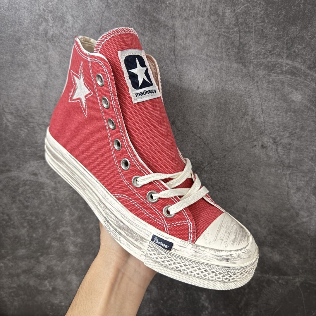图片[3]-【公司级】Madhappy x Converse Chuck 70 联名 匡威官方 舒适贴合高帮男女同款帆布鞋 Converse 携手洛杉矶服饰品牌Madhappy，将其加州式乐观主义精神与经典设计相结合，推出三款独特配色 Chuck 70 限定联名鞋款。 鞋款采用水洗重磅帆布、做旧包边与翻毛皮后跟构成主要结构层次，并在鞋外侧加入 Madhappy 标志性的麂皮星形标识，鞋舌以编织标签强化品牌识别，内侧搭配毛毡圆标形成对照关系。黑、白与蓝灰三款中性配色覆盖多场景穿着需求，在复古形态上延展更多材料感受。 货号：A19147C 黑色 货号：A19149C 白色 货号：A19148C 灰蓝 尺码：35 36 36.5 37 37.5 38 39 39.5 40 41 41.5 42 42.5 43 44-选品中心