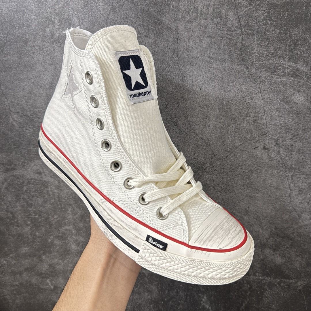 图片[3]-【公司级】Madhappy x Converse Chuck 70 联名 匡威官方 舒适贴合高帮男女同款帆布鞋 Converse 携手洛杉矶服饰品牌Madhappy，将其加州式乐观主义精神与经典设计相结合，推出三款独特配色 Chuck 70 限定联名鞋款。 鞋款采用水洗重磅帆布、做旧包边与翻毛皮后跟构成主要结构层次，并在鞋外侧加入 Madhappy 标志性的麂皮星形标识，鞋舌以编织标签强化品牌识别，内侧搭配毛毡圆标形成对照关系。黑、白与蓝灰三款中性配色覆盖多场景穿着需求，在复古形态上延展更多材料感受。 货号：A19147C 黑色 货号：A19149C 白色 货号：A19148C 灰蓝 尺码：35 36 36.5 37 37.5 38 39 39.5 40 41 41.5 42 42.5 43 44-选品中心