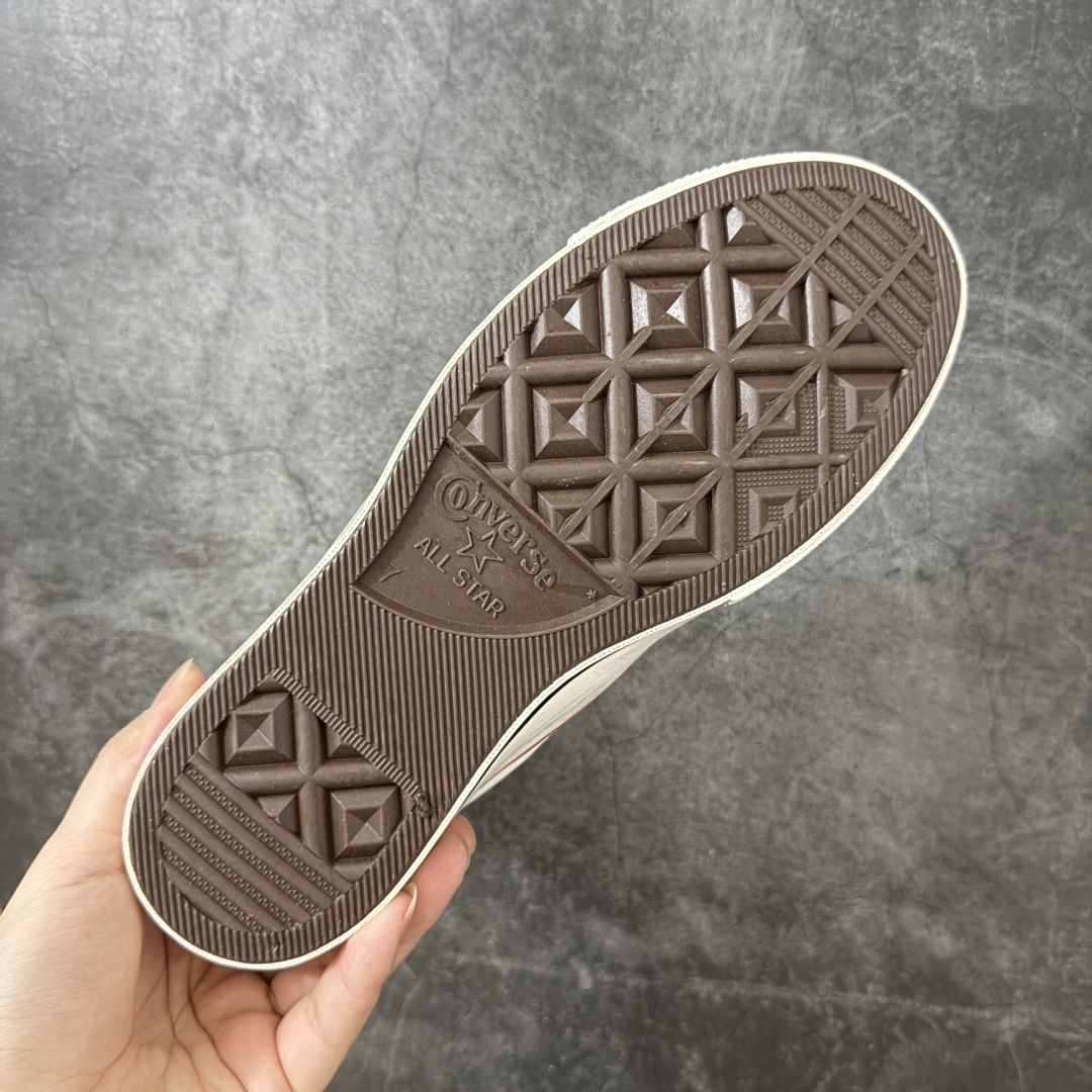 图片[9]-【公司级】Madhappy x Converse Chuck 70 联名 匡威官方 舒适贴合高帮男女同款帆布鞋 Converse 携手洛杉矶服饰品牌Madhappy，将其加州式乐观主义精神与经典设计相结合，推出三款独特配色 Chuck 70 限定联名鞋款。 鞋款采用水洗重磅帆布、做旧包边与翻毛皮后跟构成主要结构层次，并在鞋外侧加入 Madhappy 标志性的麂皮星形标识，鞋舌以编织标签强化品牌识别，内侧搭配毛毡圆标形成对照关系。黑、白与蓝灰三款中性配色覆盖多场景穿着需求，在复古形态上延展更多材料感受。 货号：A19147C 黑色 货号：A19149C 白色 货号：A19148C 灰蓝 尺码：35 36 36.5 37 37.5 38 39 39.5 40 41 41.5 42 42.5 43 44-选品中心