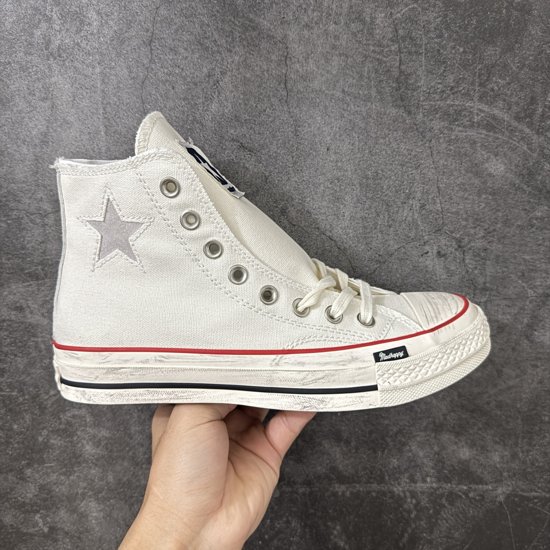 【公司级】Madhappy x Converse Chuck 70 联名 匡威官方 舒适贴合高帮男女同款帆布鞋 Converse 携手洛杉矶服饰品牌Madhappy，将其加州式乐观主义精神与经典设计相结合，推出三款独特配色 Chuck 70 限定联名鞋款。 鞋款采用水洗重磅帆布、做旧包边与翻毛皮后跟构成主要结构层次，并在鞋外侧加入 Madhappy 标志性的麂皮星形标识，鞋舌以编织标签强化品牌识别，内侧搭配毛毡圆标形成对照关系。黑、白与蓝灰三款中性配色覆盖多场景穿着需求，在复古形态上延展更多材料感受。 货号：A19147C 黑色 货号：A19149C 白色 货号：A19148C 灰蓝 尺码：35 36 36.5 37 37.5 38 39 39.5 40 41 41.5 42 42.5 43 44-选品中心