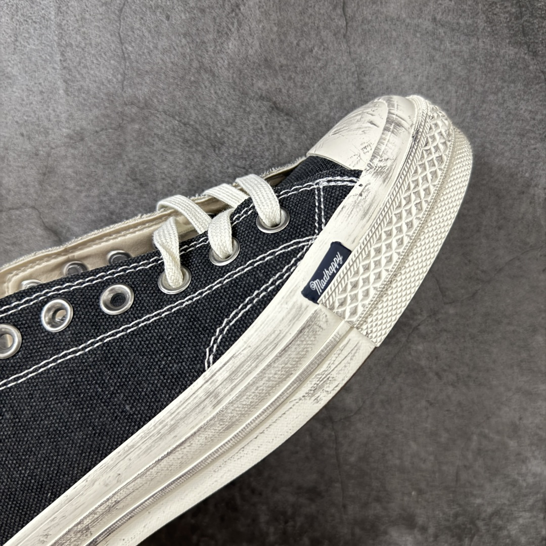 图片[6]-【公司级】Madhappy x Converse 1970s 联名 匡威官方 复古休闲做旧帆布鞋 Converse 携手洛杉矶服饰品牌Madhappy，将其加州式乐观主义精神与经典设计相结合，推出三款独特配色 Chuck 70 限定联名鞋款。 鞋款采用水洗重磅帆布、做旧包边与翻毛皮后跟构成主要结构层次，并在鞋外侧加入 Madhappy 标志性的麂皮星形标识，鞋舌以编织标签强化品牌识别，内侧搭配毛毡圆标形成对照关系。几款配色覆盖多场景穿着需求，在复古形态上延展更多材料感受。 货号：A20357C 黑低 尺码：35 36 36.5 37 37.5 38 39 39.5 40 41 41.5 42 42.5 43 44-选品中心