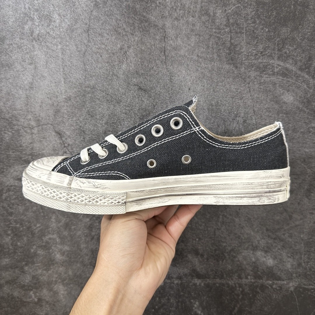 图片[2]-【公司级】Madhappy x Converse 1970s 联名 匡威官方 复古休闲做旧帆布鞋 Converse 携手洛杉矶服饰品牌Madhappy，将其加州式乐观主义精神与经典设计相结合，推出三款独特配色 Chuck 70 限定联名鞋款。 鞋款采用水洗重磅帆布、做旧包边与翻毛皮后跟构成主要结构层次，并在鞋外侧加入 Madhappy 标志性的麂皮星形标识，鞋舌以编织标签强化品牌识别，内侧搭配毛毡圆标形成对照关系。几款配色覆盖多场景穿着需求，在复古形态上延展更多材料感受。 货号：A20357C 黑低 尺码：35 36 36.5 37 37.5 38 39 39.5 40 41 41.5 42 42.5 43 44-选品中心