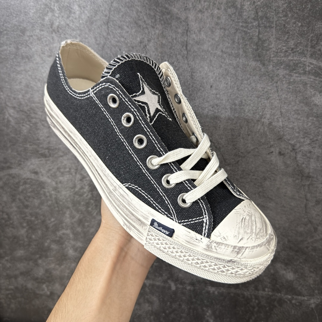 图片[3]-【公司级】Madhappy x Converse 1970s 联名 匡威官方 复古休闲做旧帆布鞋 Converse 携手洛杉矶服饰品牌Madhappy，将其加州式乐观主义精神与经典设计相结合，推出三款独特配色 Chuck 70 限定联名鞋款。 鞋款采用水洗重磅帆布、做旧包边与翻毛皮后跟构成主要结构层次，并在鞋外侧加入 Madhappy 标志性的麂皮星形标识，鞋舌以编织标签强化品牌识别，内侧搭配毛毡圆标形成对照关系。几款配色覆盖多场景穿着需求，在复古形态上延展更多材料感受。 货号：A20357C 黑低 尺码：35 36 36.5 37 37.5 38 39 39.5 40 41 41.5 42 42.5 43 44-选品中心