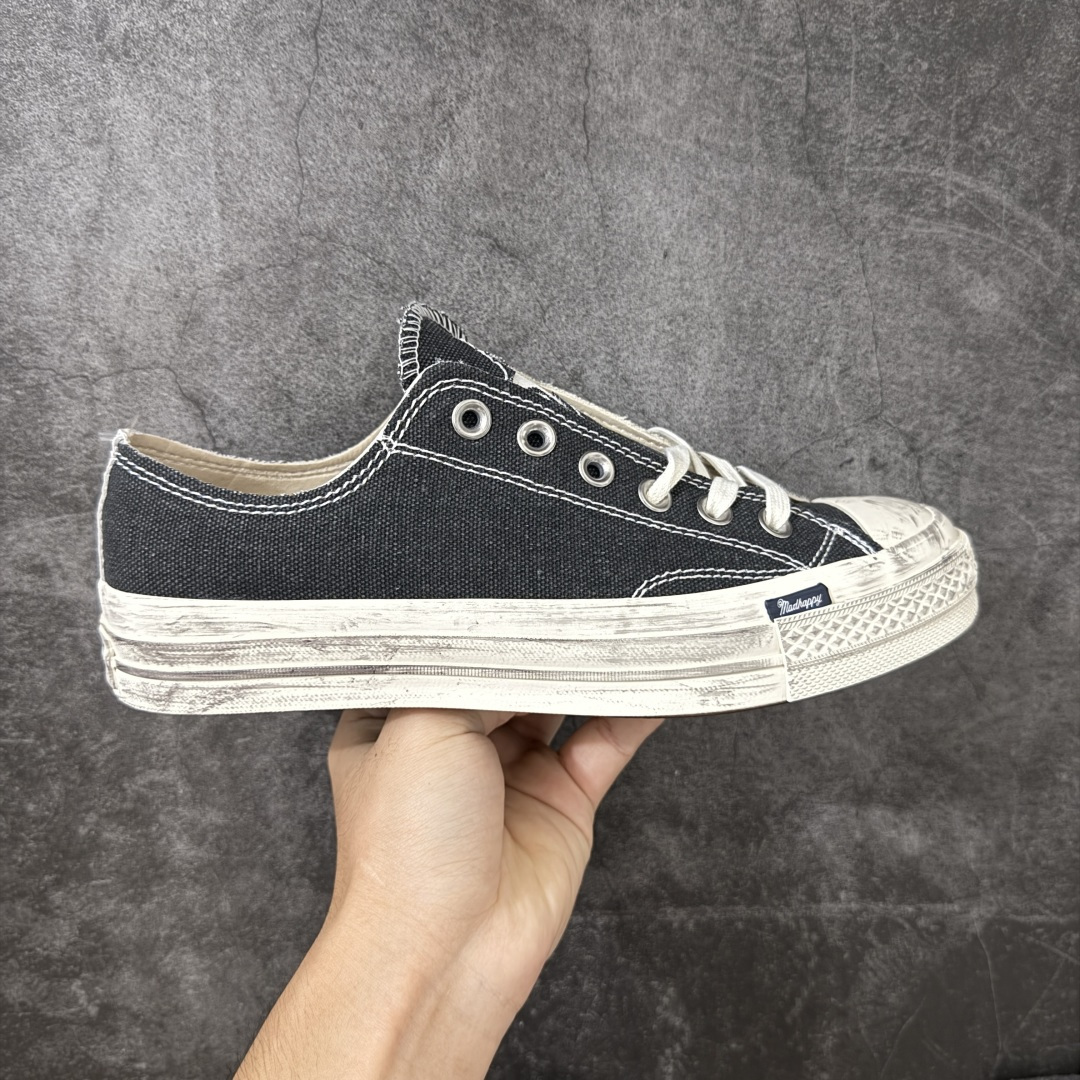 【公司级】Madhappy x Converse 1970s 联名 匡威官方 复古休闲做旧帆布鞋 Converse 携手洛杉矶服饰品牌Madhappy，将其加州式乐观主义精神与经典设计相结合，推出三款独特配色 Chuck 70 限定联名鞋款。 鞋款采用水洗重磅帆布、做旧包边与翻毛皮后跟构成主要结构层次，并在鞋外侧加入 Madhappy 标志性的麂皮星形标识，鞋舌以编织标签强化品牌识别，内侧搭配毛毡圆标形成对照关系。几款配色覆盖多场景穿着需求，在复古形态上延展更多材料感受。 货号：A20357C 黑低 尺码：35 36 36.5 37 37.5 38 39 39.5 40 41 41.5 42 42.5 43 44-选品中心