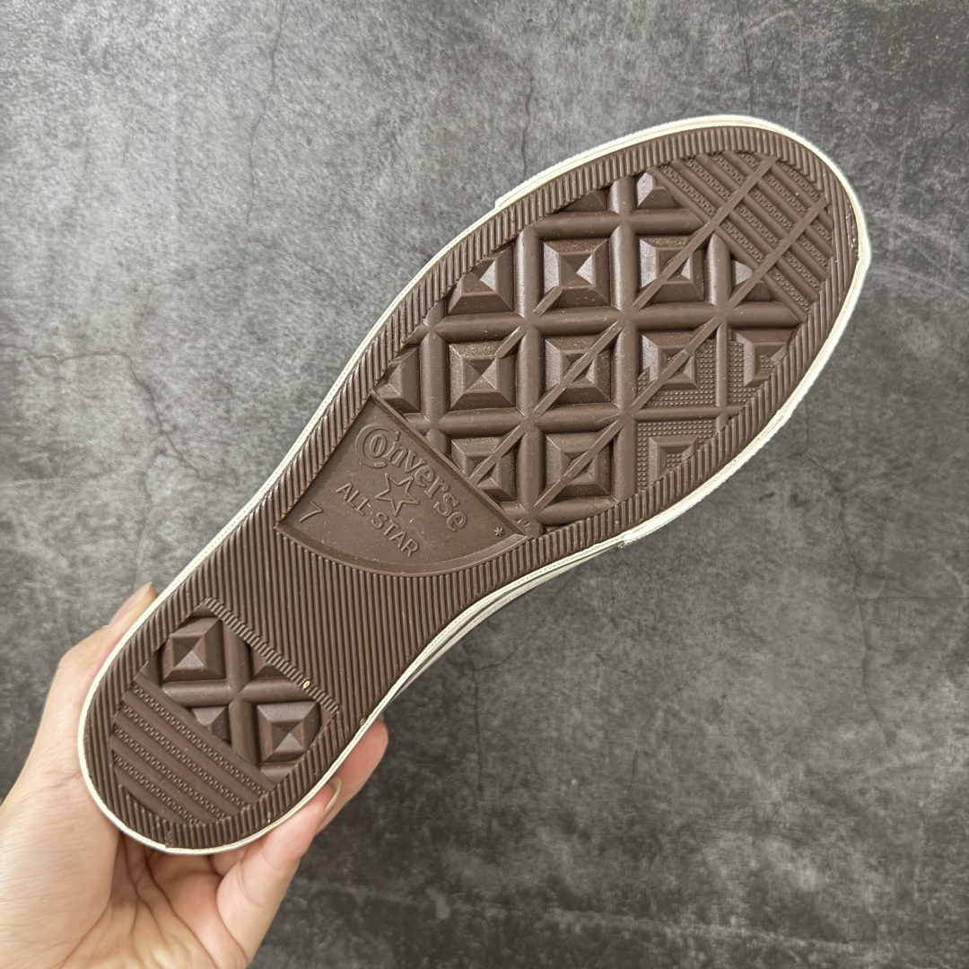 图片[9]-【公司级】Madhappy x Converse 1970s 联名 匡威官方 复古休闲做旧帆布鞋 Converse 携手洛杉矶服饰品牌Madhappy，将其加州式乐观主义精神与经典设计相结合，推出三款独特配色 Chuck 70 限定联名鞋款。 鞋款采用水洗重磅帆布、做旧包边与翻毛皮后跟构成主要结构层次，并在鞋外侧加入 Madhappy 标志性的麂皮星形标识，鞋舌以编织标签强化品牌识别，内侧搭配毛毡圆标形成对照关系。几款配色覆盖多场景穿着需求，在复古形态上延展更多材料感受。 货号：A20357C 黑低 尺码：35 36 36.5 37 37.5 38 39 39.5 40 41 41.5 42 42.5 43 44-选品中心