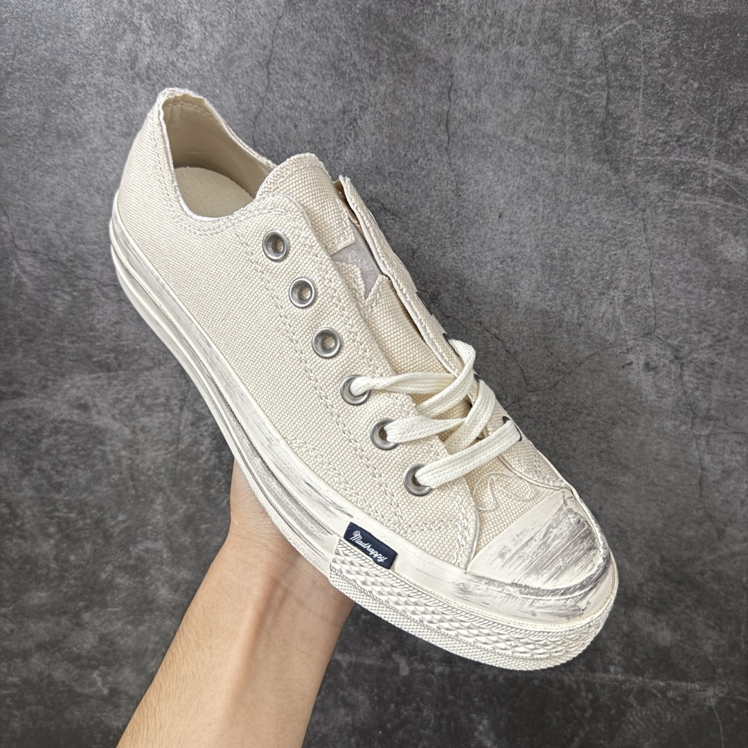 图片[3]-【公司级】Madhappy x Converse 1970s 联名 匡威官方 复古休闲做旧帆布鞋 Converse 携手洛杉矶服饰品牌Madhappy，将其加州式乐观主义精神与经典设计相结合，推出三款独特配色 Chuck 70 限定联名鞋款。 鞋款采用水洗重磅帆布、做旧包边与翻毛皮后跟构成主要结构层次，并在鞋外侧加入 Madhappy 标志性的麂皮星形标识，鞋舌以编织标签强化品牌识别，内侧搭配毛毡圆标形成对照关系。几款配色覆盖多场景穿着需求，在复古形态上延展更多材料感受。 货号：A20356C 米低 尺码：35 36 36.5 37 37.5 38 39 39.5 40 41 41.5 42 42.5 43 44-选品中心