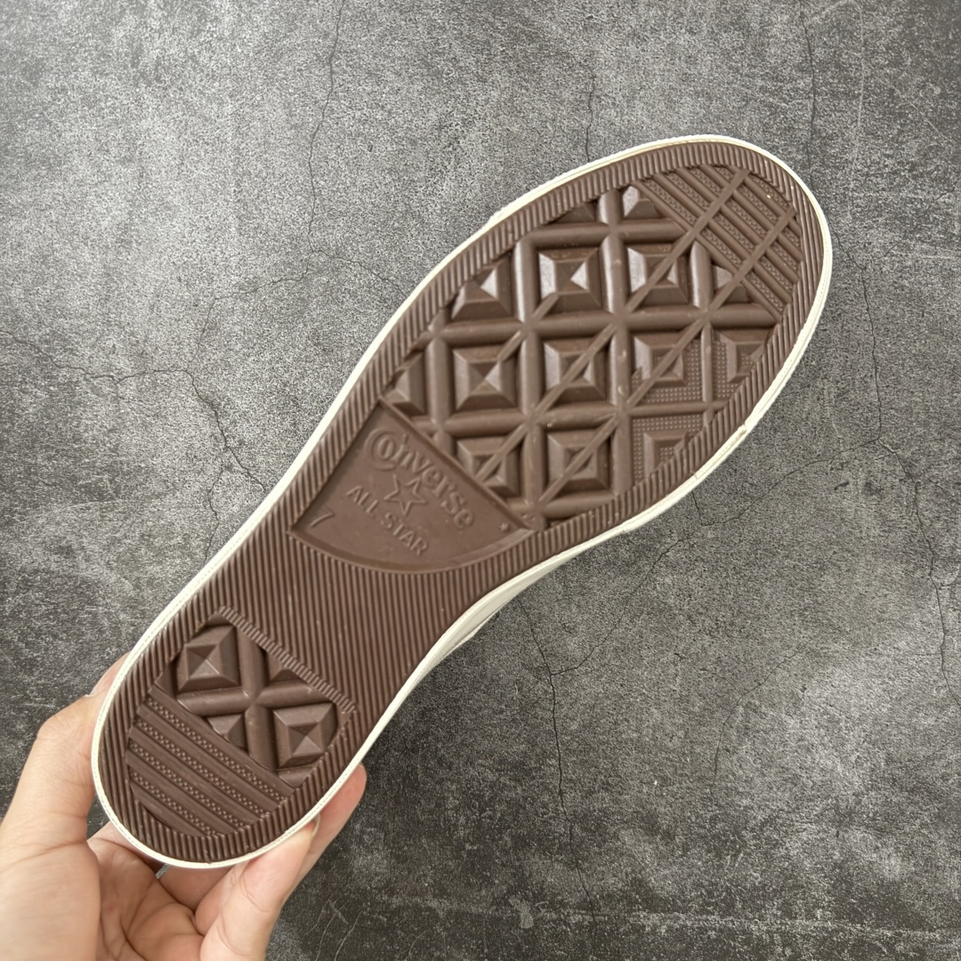图片[9]-【公司级】Madhappy x Converse 1970s 联名 匡威官方 复古休闲做旧帆布鞋 Converse 携手洛杉矶服饰品牌Madhappy，将其加州式乐观主义精神与经典设计相结合，推出三款独特配色 Chuck 70 限定联名鞋款。 鞋款采用水洗重磅帆布、做旧包边与翻毛皮后跟构成主要结构层次，并在鞋外侧加入 Madhappy 标志性的麂皮星形标识，鞋舌以编织标签强化品牌识别，内侧搭配毛毡圆标形成对照关系。几款配色覆盖多场景穿着需求，在复古形态上延展更多材料感受。 货号：A20356C 米低 尺码：35 36 36.5 37 37.5 38 39 39.5 40 41 41.5 42 42.5 43 44-选品中心