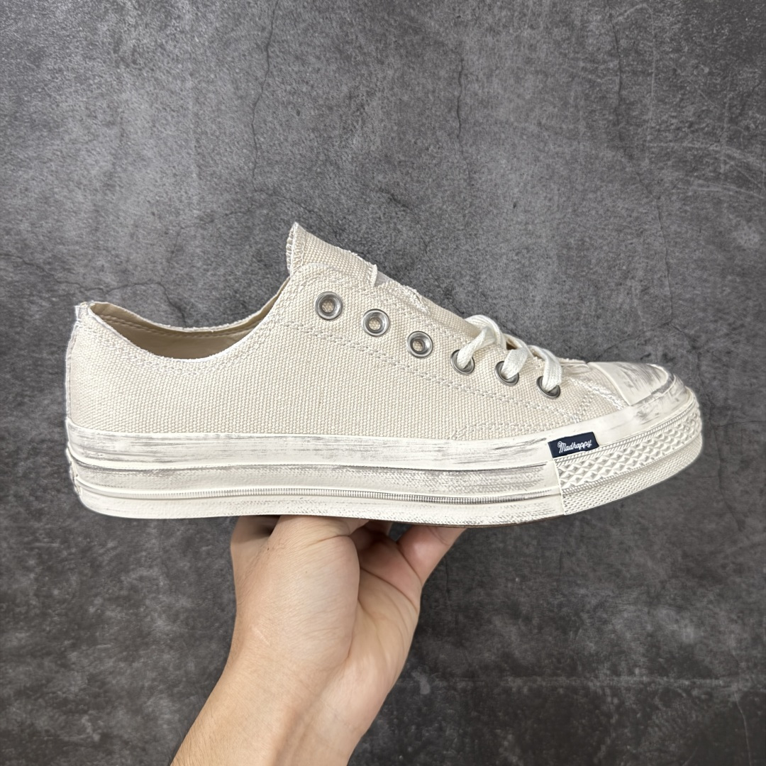 【公司级】Madhappy x Converse 1970s 联名 匡威官方 复古休闲做旧帆布鞋 Converse 携手洛杉矶服饰品牌Madhappy，将其加州式乐观主义精神与经典设计相结合，推出三款独特配色 Chuck 70 限定联名鞋款。 鞋款采用水洗重磅帆布、做旧包边与翻毛皮后跟构成主要结构层次，并在鞋外侧加入 Madhappy 标志性的麂皮星形标识，鞋舌以编织标签强化品牌识别，内侧搭配毛毡圆标形成对照关系。几款配色覆盖多场景穿着需求，在复古形态上延展更多材料感受。 货号：A20356C 米低 尺码：35 36 36.5 37 37.5 38 39 39.5 40 41 41.5 42 42.5 43 44-选品中心