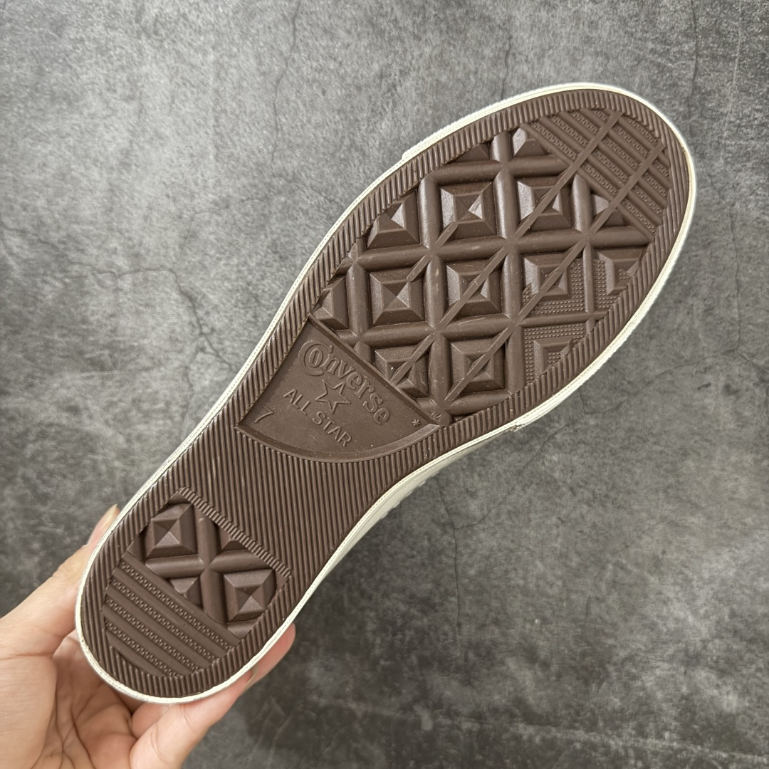 图片[9]-【公司级】Madhappy x Converse 1970s 联名 匡威官方 复古休闲做旧帆布鞋 Converse 携手洛杉矶服饰品牌Madhappy，将其加州式乐观主义精神与经典设计相结合，推出三款独特配色 Chuck 70 限定联名鞋款。 鞋款采用水洗重磅帆布、做旧包边与翻毛皮后跟构成主要结构层次，并在鞋外侧加入 Madhappy 标志性的麂皮星形标识，鞋舌以编织标签强化品牌识别，内侧搭配毛毡圆标形成对照关系。几款配色覆盖多场景穿着需求，在复古形态上延展更多材料感受。 货号：A20368C 条纹 尺码：35 36 36.5 37 37.5 38 39 39.5 40 41 41.5 42 42.5 43 44-选品中心