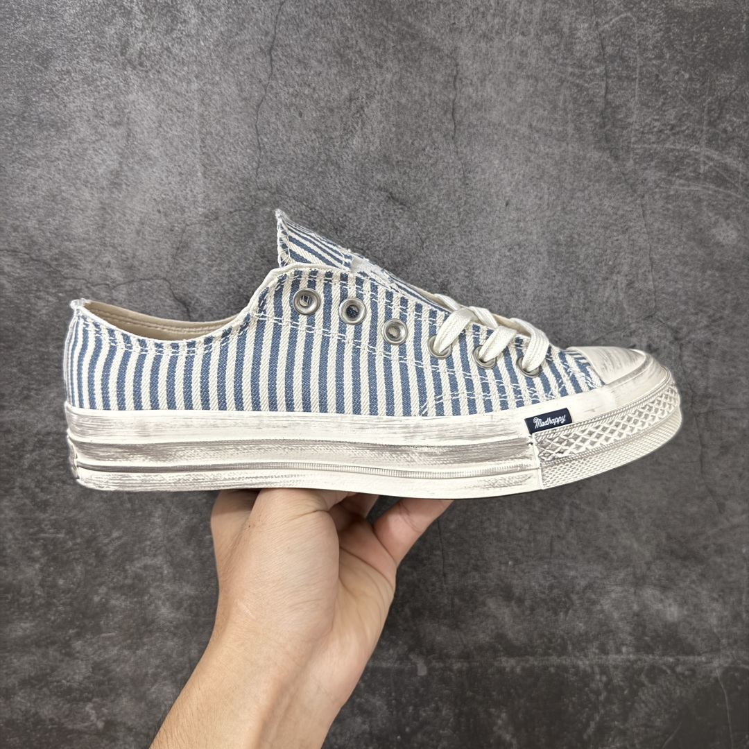 【公司级】Madhappy x Converse 1970s 联名 匡威官方 复古休闲做旧帆布鞋 Converse 携手洛杉矶服饰品牌Madhappy，将其加州式乐观主义精神与经典设计相结合，推出三款独特配色 Chuck 70 限定联名鞋款。 鞋款采用水洗重磅帆布、做旧包边与翻毛皮后跟构成主要结构层次，并在鞋外侧加入 Madhappy 标志性的麂皮星形标识，鞋舌以编织标签强化品牌识别，内侧搭配毛毡圆标形成对照关系。几款配色覆盖多场景穿着需求，在复古形态上延展更多材料感受。 货号：A20368C 条纹 尺码：35 36 36.5 37 37.5 38 39 39.5 40 41 41.5 42 42.5 43 44-选品中心