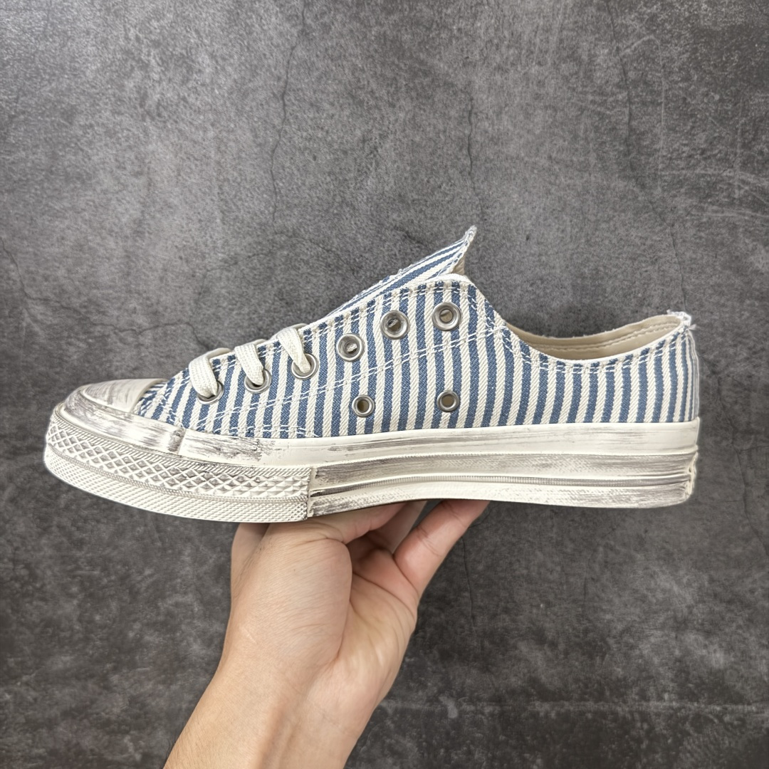 图片[2]-【公司级】Madhappy x Converse 1970s 联名 匡威官方 复古休闲做旧帆布鞋 Converse 携手洛杉矶服饰品牌Madhappy，将其加州式乐观主义精神与经典设计相结合，推出三款独特配色 Chuck 70 限定联名鞋款。 鞋款采用水洗重磅帆布、做旧包边与翻毛皮后跟构成主要结构层次，并在鞋外侧加入 Madhappy 标志性的麂皮星形标识，鞋舌以编织标签强化品牌识别，内侧搭配毛毡圆标形成对照关系。几款配色覆盖多场景穿着需求，在复古形态上延展更多材料感受。 货号：A20368C 条纹 尺码：35 36 36.5 37 37.5 38 39 39.5 40 41 41.5 42 42.5 43 44-选品中心