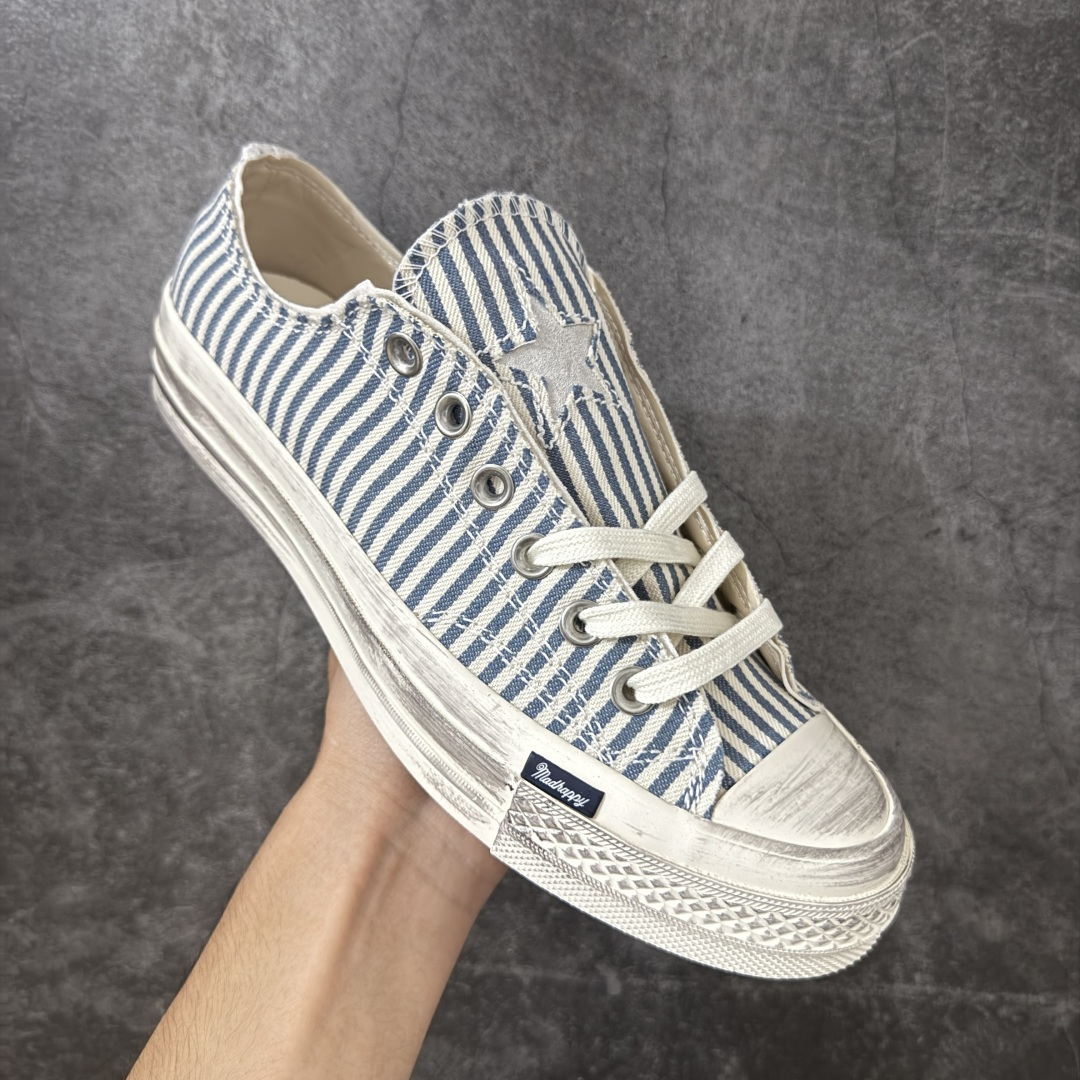 图片[3]-【公司级】Madhappy x Converse 1970s 联名 匡威官方 复古休闲做旧帆布鞋 Converse 携手洛杉矶服饰品牌Madhappy，将其加州式乐观主义精神与经典设计相结合，推出三款独特配色 Chuck 70 限定联名鞋款。 鞋款采用水洗重磅帆布、做旧包边与翻毛皮后跟构成主要结构层次，并在鞋外侧加入 Madhappy 标志性的麂皮星形标识，鞋舌以编织标签强化品牌识别，内侧搭配毛毡圆标形成对照关系。几款配色覆盖多场景穿着需求，在复古形态上延展更多材料感受。 货号：A20368C 条纹 尺码：35 36 36.5 37 37.5 38 39 39.5 40 41 41.5 42 42.5 43 44-选品中心