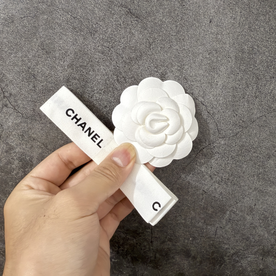 图片[9]-【佛山超a版】Chanel 香奈儿 26S大镂空拖鞋平底拖鞋 以极简轮廓重启法式优雅 标志性大镂空设计 利落通透，光影下尽显高级质感 一眼锁定品牌精髓。精选细腻皮革打造 柔软贴合脚面，平底兼顾舒适与气场 日常出行无负担。利落线条修饰脚型 露肤设计轻盈显腿长，轻松适配裙装 裤装与度假造型。不刻意张扬 却自带矜贵气场 将的优雅格调融入每一步。26S限定美学，低调奢雅，是衣橱里永不过时的精致注脚！ 面料采用原版定制材质 内里踮脚均为羊皮 意大利进口真皮大底！ 注意：原版真皮大底比较娇贵，试穿务必不要搞脏，否则影响二次销售无法退换 尺码：35-41码-选品中心