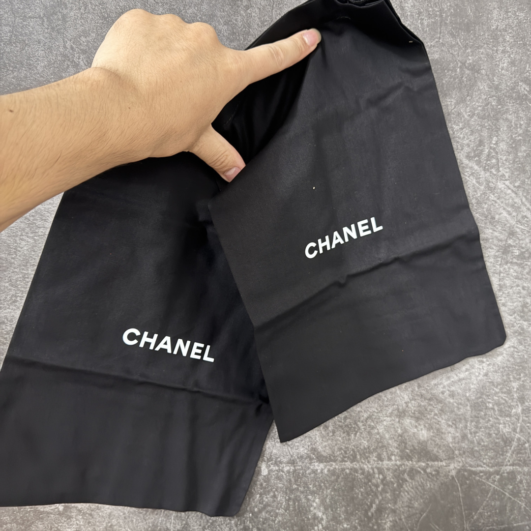 图片[10]-【佛山超a版】Chanel 香奈儿 26S大镂空拖鞋平底拖鞋 以极简轮廓重启法式优雅 标志性大镂空设计 利落通透，光影下尽显高级质感 一眼锁定品牌精髓。精选细腻皮革打造 柔软贴合脚面，平底兼顾舒适与气场 日常出行无负担。利落线条修饰脚型 露肤设计轻盈显腿长，轻松适配裙装 裤装与度假造型。不刻意张扬 却自带矜贵气场 将的优雅格调融入每一步。26S限定美学，低调奢雅，是衣橱里永不过时的精致注脚！ 面料采用原版定制材质 内里踮脚均为羊皮 意大利进口真皮大底！ 注意：原版真皮大底比较娇贵，试穿务必不要搞脏，否则影响二次销售无法退换 尺码：35-41码-选品中心