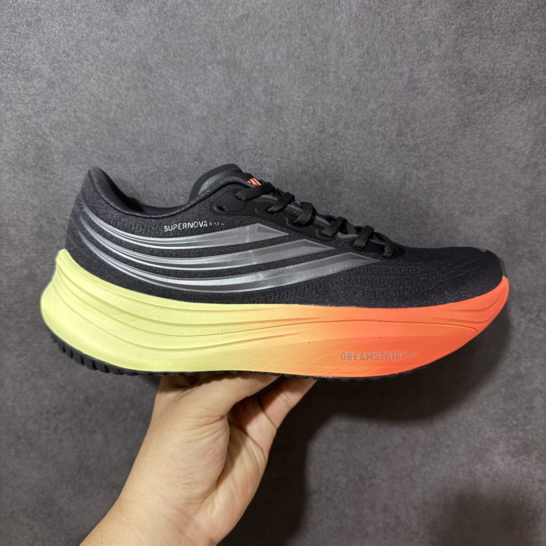 【公司级】ADIDAS SUPERNOVA RISE 4M 防滑耐磨舒适跑步鞋 采用Dreamstrike+中底，力求为触地添舒适。搭配实穿Adiwear外底，助你扎实踩地、从容迈步。• 常规版型• 系带设计• 三明治网眼鞋面• Support Rods系统• Dreamstrike+中底• Adiwear外底。 货号：KZ8921 尺码：40-45-选品中心