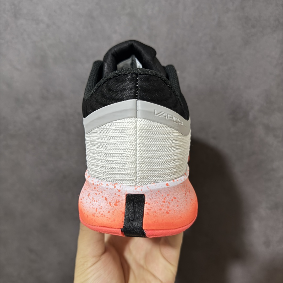 图片[4]-【公司级】Nike W Zoom Vapor Pro 3 HC 亮橙银标专业硬地网球运动鞋 通体高密锁纱耐磨工程网布，立体编织结构抗撕裂抗拉伸，细密网孔快速排汗，长时间对抗训练不闷脚；金属银反光 Swoosh 标识，亮眼荧光橙整鞋配色，视觉冲击力强。 内置 Zoom 气垫分层中底，前后掌均衡缓震回弹，侧边加宽稳定支撑块，网球急停、横向滑步有效防崴脚，减轻膝盖与足底冲击；加厚海绵鞋领 + 一体式弹力鞋舌，牢牢锁定脚踝不晃脚。 硬地专用分段人字深纹橡胶外底，加厚耐磨橡胶层，适配塑胶硬地球场，防滑抓地不易侧滑；鞋头加固防撞包边，对抗磕碰不变形，配套橙色 NIKE 原厂鞋盒，全套标签细节完整还原。 高活力荧光橙配色，适配网球训练、羽毛球、健身慢跑、日常通勤，男女同款专业赛场多功能训练运动鞋。 货号：HV1376-100 尺码：36-45-选品中心