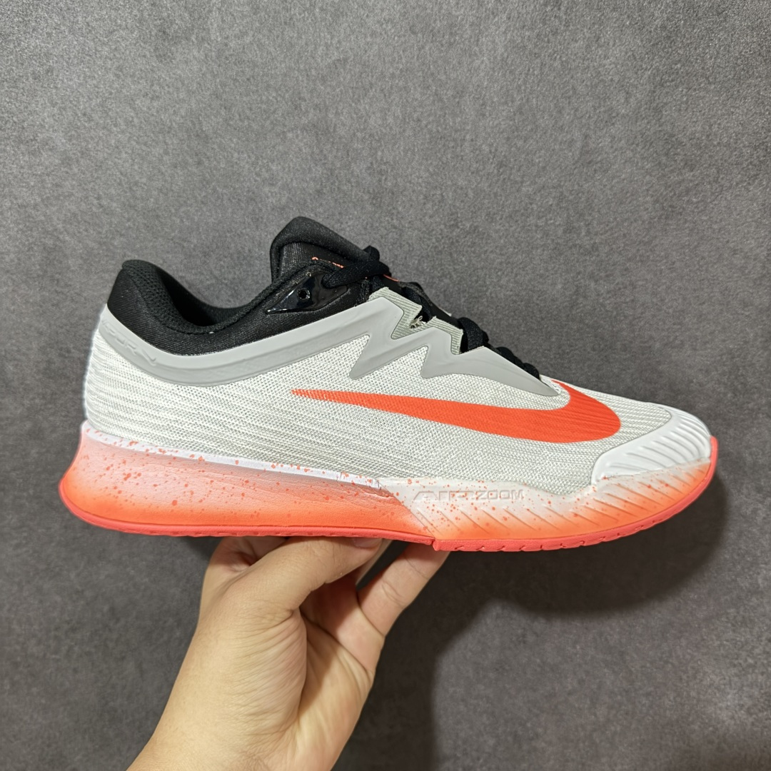【公司级】Nike W Zoom Vapor Pro 3 HC 亮橙银标专业硬地网球运动鞋 通体高密锁纱耐磨工程网布，立体编织结构抗撕裂抗拉伸，细密网孔快速排汗，长时间对抗训练不闷脚；金属银反光 Swoosh 标识，亮眼荧光橙整鞋配色，视觉冲击力强。 内置 Zoom 气垫分层中底，前后掌均衡缓震回弹，侧边加宽稳定支撑块，网球急停、横向滑步有效防崴脚，减轻膝盖与足底冲击；加厚海绵鞋领 + 一体式弹力鞋舌，牢牢锁定脚踝不晃脚。 硬地专用分段人字深纹橡胶外底，加厚耐磨橡胶层，适配塑胶硬地球场，防滑抓地不易侧滑；鞋头加固防撞包边，对抗磕碰不变形，配套橙色 NIKE 原厂鞋盒，全套标签细节完整还原。 高活力荧光橙配色，适配网球训练、羽毛球、健身慢跑、日常通勤，男女同款专业赛场多功能训练运动鞋。 货号：HV1376-100 尺码：36-45-选品中心