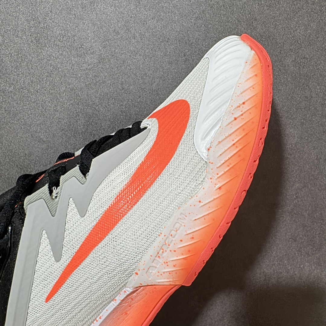 图片[8]-【公司级】Nike W Zoom Vapor Pro 3 HC 亮橙银标专业硬地网球运动鞋 通体高密锁纱耐磨工程网布，立体编织结构抗撕裂抗拉伸，细密网孔快速排汗，长时间对抗训练不闷脚；金属银反光 Swoosh 标识，亮眼荧光橙整鞋配色，视觉冲击力强。 内置 Zoom 气垫分层中底，前后掌均衡缓震回弹，侧边加宽稳定支撑块，网球急停、横向滑步有效防崴脚，减轻膝盖与足底冲击；加厚海绵鞋领 + 一体式弹力鞋舌，牢牢锁定脚踝不晃脚。 硬地专用分段人字深纹橡胶外底，加厚耐磨橡胶层，适配塑胶硬地球场，防滑抓地不易侧滑；鞋头加固防撞包边，对抗磕碰不变形，配套橙色 NIKE 原厂鞋盒，全套标签细节完整还原。 高活力荧光橙配色，适配网球训练、羽毛球、健身慢跑、日常通勤，男女同款专业赛场多功能训练运动鞋。 货号：HV1376-100 尺码：36-45-选品中心