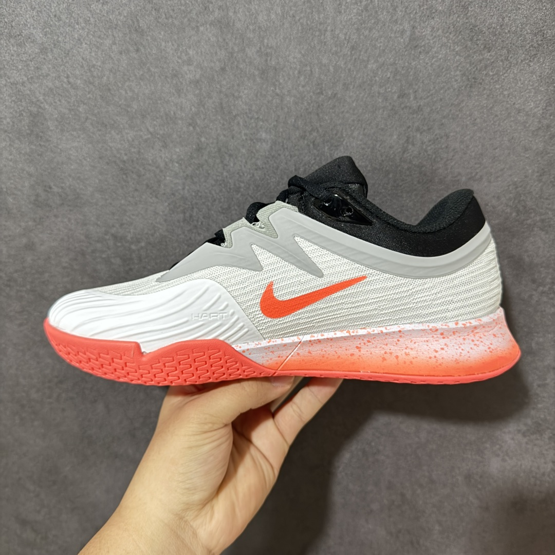 图片[2]-【公司级】Nike W Zoom Vapor Pro 3 HC 亮橙银标专业硬地网球运动鞋 通体高密锁纱耐磨工程网布，立体编织结构抗撕裂抗拉伸，细密网孔快速排汗，长时间对抗训练不闷脚；金属银反光 Swoosh 标识，亮眼荧光橙整鞋配色，视觉冲击力强。 内置 Zoom 气垫分层中底，前后掌均衡缓震回弹，侧边加宽稳定支撑块，网球急停、横向滑步有效防崴脚，减轻膝盖与足底冲击；加厚海绵鞋领 + 一体式弹力鞋舌，牢牢锁定脚踝不晃脚。 硬地专用分段人字深纹橡胶外底，加厚耐磨橡胶层，适配塑胶硬地球场，防滑抓地不易侧滑；鞋头加固防撞包边，对抗磕碰不变形，配套橙色 NIKE 原厂鞋盒，全套标签细节完整还原。 高活力荧光橙配色，适配网球训练、羽毛球、健身慢跑、日常通勤，男女同款专业赛场多功能训练运动鞋。 货号：HV1376-100 尺码：36-45-选品中心