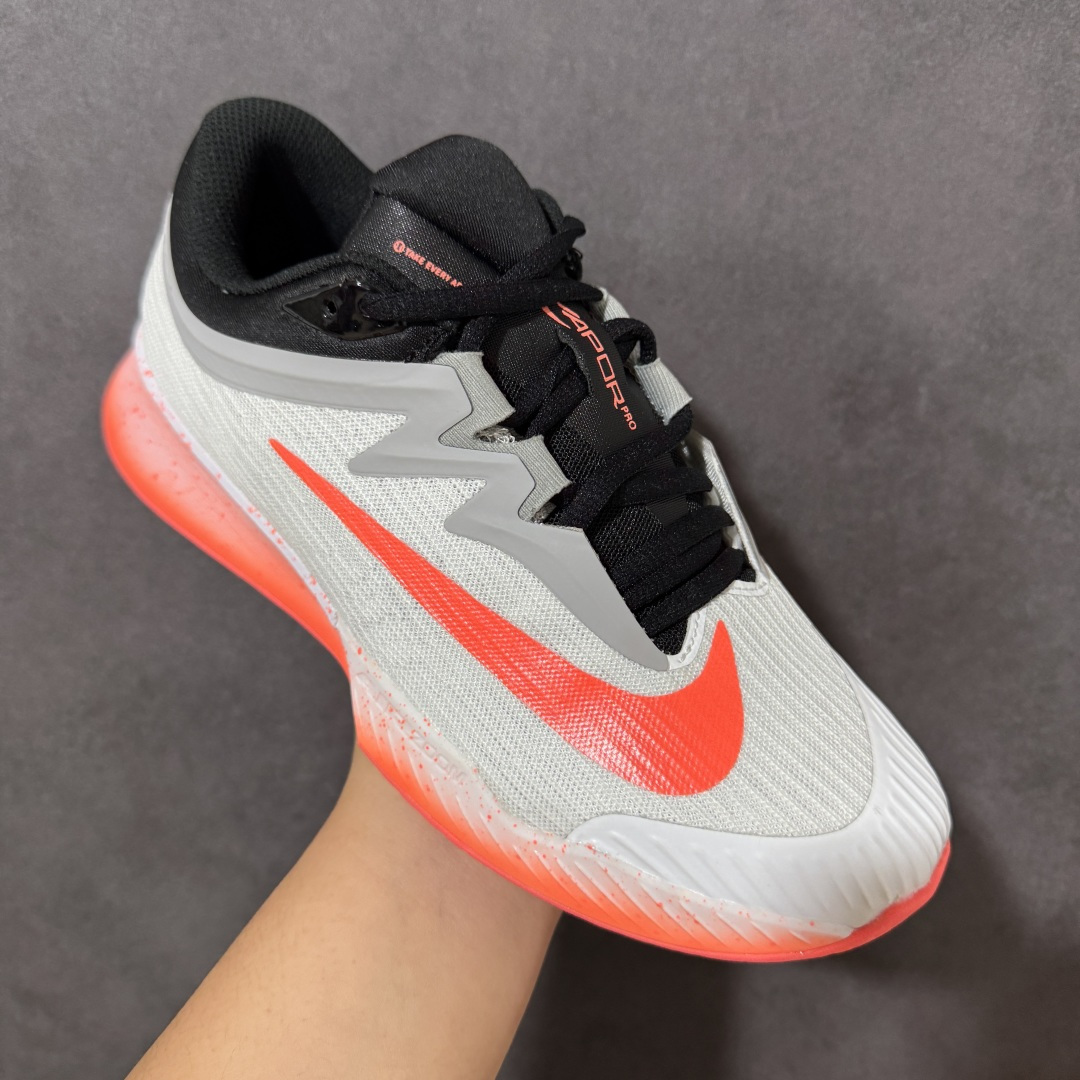 图片[3]-【公司级】Nike W Zoom Vapor Pro 3 HC 亮橙银标专业硬地网球运动鞋 通体高密锁纱耐磨工程网布，立体编织结构抗撕裂抗拉伸，细密网孔快速排汗，长时间对抗训练不闷脚；金属银反光 Swoosh 标识，亮眼荧光橙整鞋配色，视觉冲击力强。 内置 Zoom 气垫分层中底，前后掌均衡缓震回弹，侧边加宽稳定支撑块，网球急停、横向滑步有效防崴脚，减轻膝盖与足底冲击；加厚海绵鞋领 + 一体式弹力鞋舌，牢牢锁定脚踝不晃脚。 硬地专用分段人字深纹橡胶外底，加厚耐磨橡胶层，适配塑胶硬地球场，防滑抓地不易侧滑；鞋头加固防撞包边，对抗磕碰不变形，配套橙色 NIKE 原厂鞋盒，全套标签细节完整还原。 高活力荧光橙配色，适配网球训练、羽毛球、健身慢跑、日常通勤，男女同款专业赛场多功能训练运动鞋。 货号：HV1376-100 尺码：36-45-选品中心