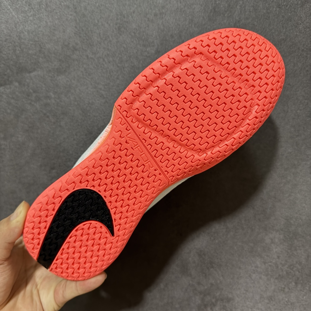 图片[9]-【公司级】Nike W Zoom Vapor Pro 3 HC 亮橙银标专业硬地网球运动鞋 通体高密锁纱耐磨工程网布，立体编织结构抗撕裂抗拉伸，细密网孔快速排汗，长时间对抗训练不闷脚；金属银反光 Swoosh 标识，亮眼荧光橙整鞋配色，视觉冲击力强。 内置 Zoom 气垫分层中底，前后掌均衡缓震回弹，侧边加宽稳定支撑块，网球急停、横向滑步有效防崴脚，减轻膝盖与足底冲击；加厚海绵鞋领 + 一体式弹力鞋舌，牢牢锁定脚踝不晃脚。 硬地专用分段人字深纹橡胶外底，加厚耐磨橡胶层，适配塑胶硬地球场，防滑抓地不易侧滑；鞋头加固防撞包边，对抗磕碰不变形，配套橙色 NIKE 原厂鞋盒，全套标签细节完整还原。 高活力荧光橙配色，适配网球训练、羽毛球、健身慢跑、日常通勤，男女同款专业赛场多功能训练运动鞋。 货号：HV1376-100 尺码：36-45-选品中心